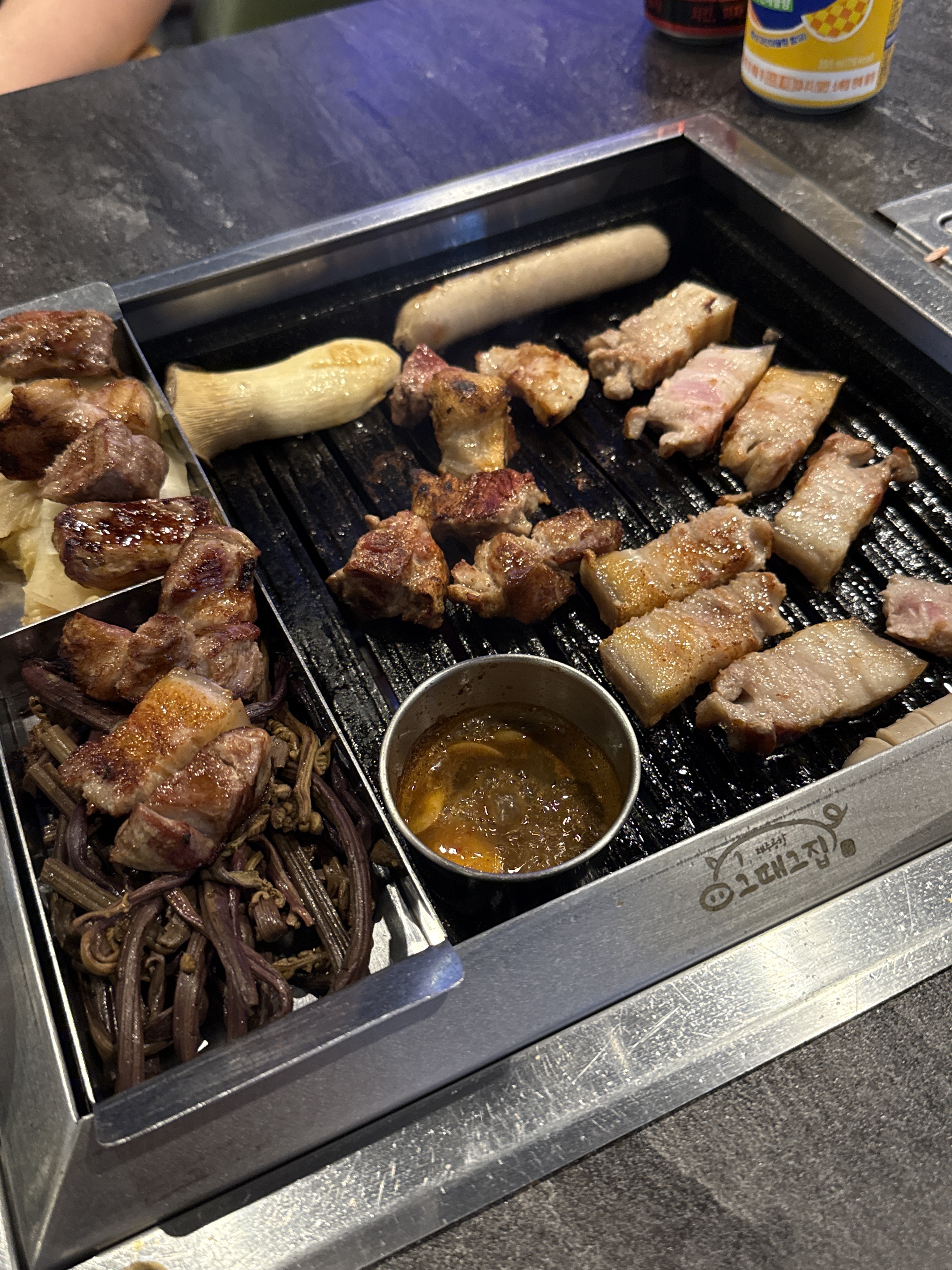 고기 뻑뻑하지도 않고 엄청 맛있었어요!! 밑반찬도 다 괜찮았고 바다뷰라 더 좋았습니당 - 제주 맛집 제주공항그때그집