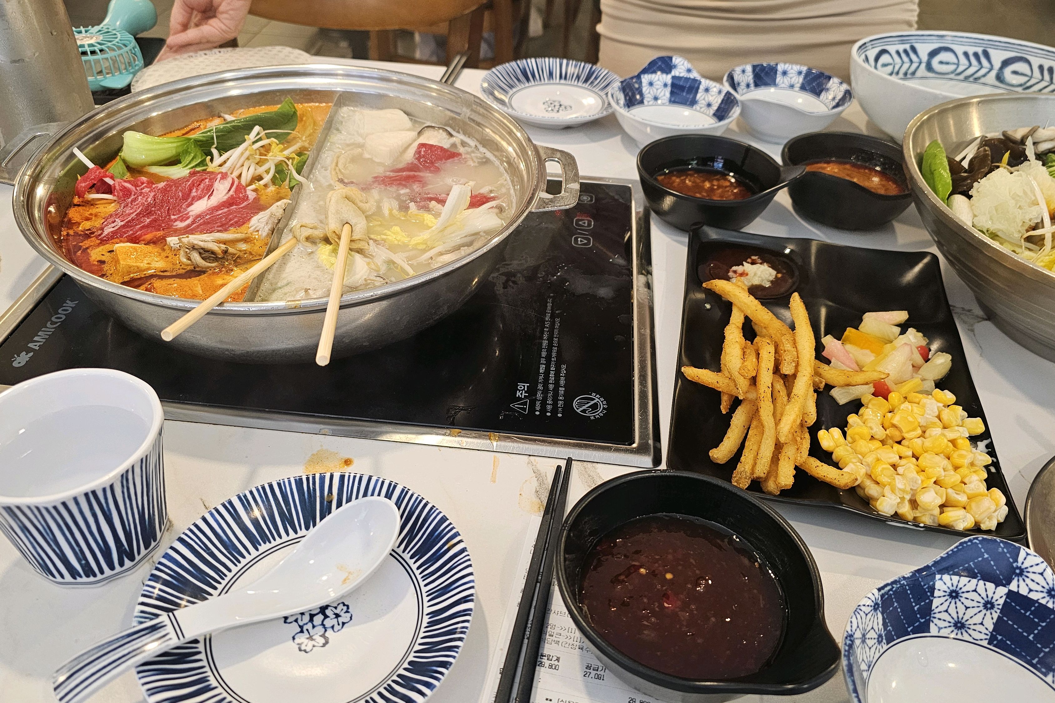 매장안도 시원하고 샐러드바도 깨끗하고 고기질도 엄청 좋아요 데이트 코스로 완전 강추합니다~