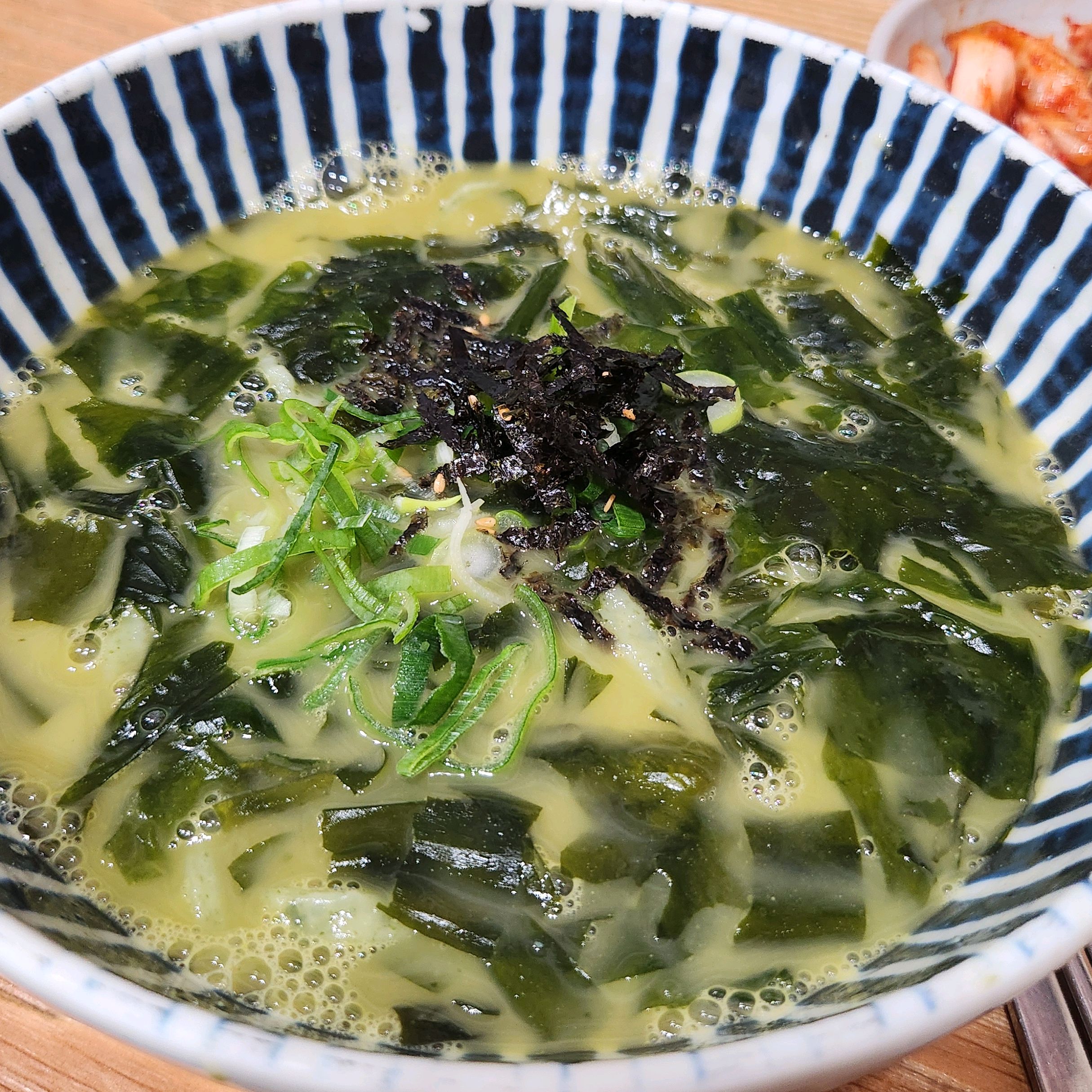 국물이 진짜 맛있고 만두도 맛있게 먹었습니다~!! - 제주 맛집 신제주보말칼국수 제주본점