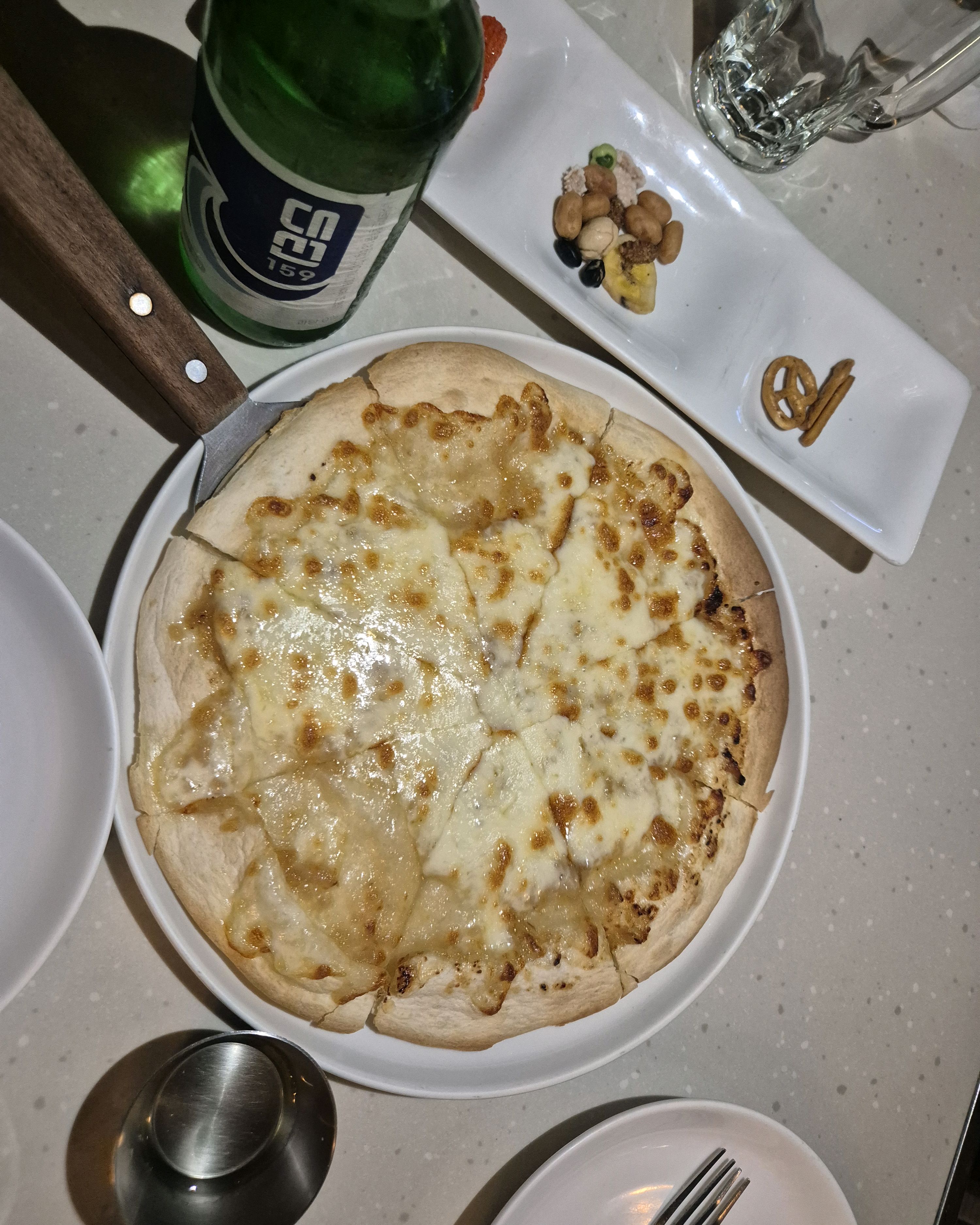 간단하게 먹기 좋아요!~^^ 직원분들도 친절하고 펍 분위기 짱~♡♡ 고르곤졸라 피자 맛도