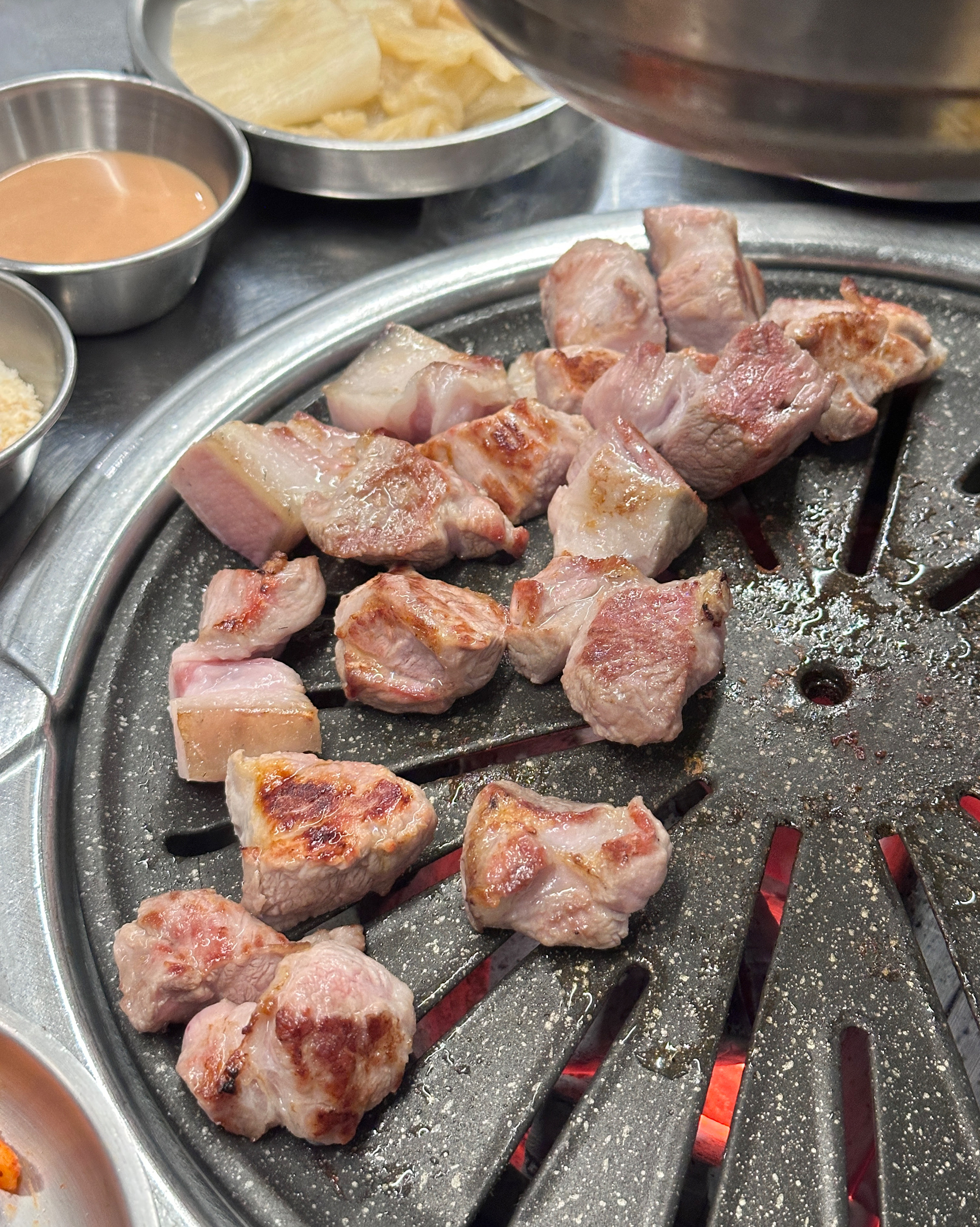 이 근처에 고깃집이 많은데 여기가 제일 맛있는 것 같아요 고기도 맛있고 소스도 다양해서 먹