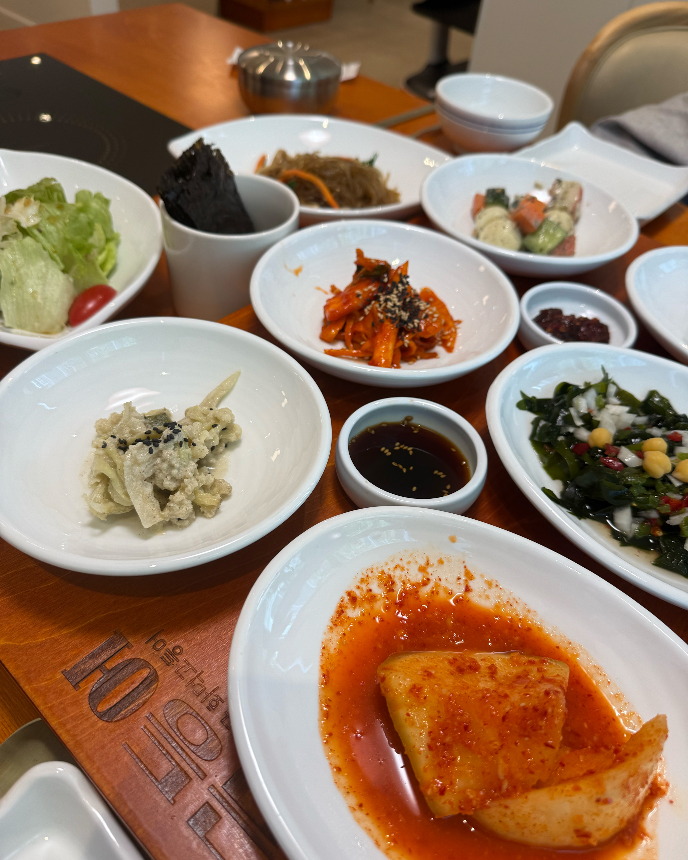들안길에 두세번 방문해봤는데 맛있어서 부모님 모시고 진천점 방문했어요~ 반찬 하나하나 정성