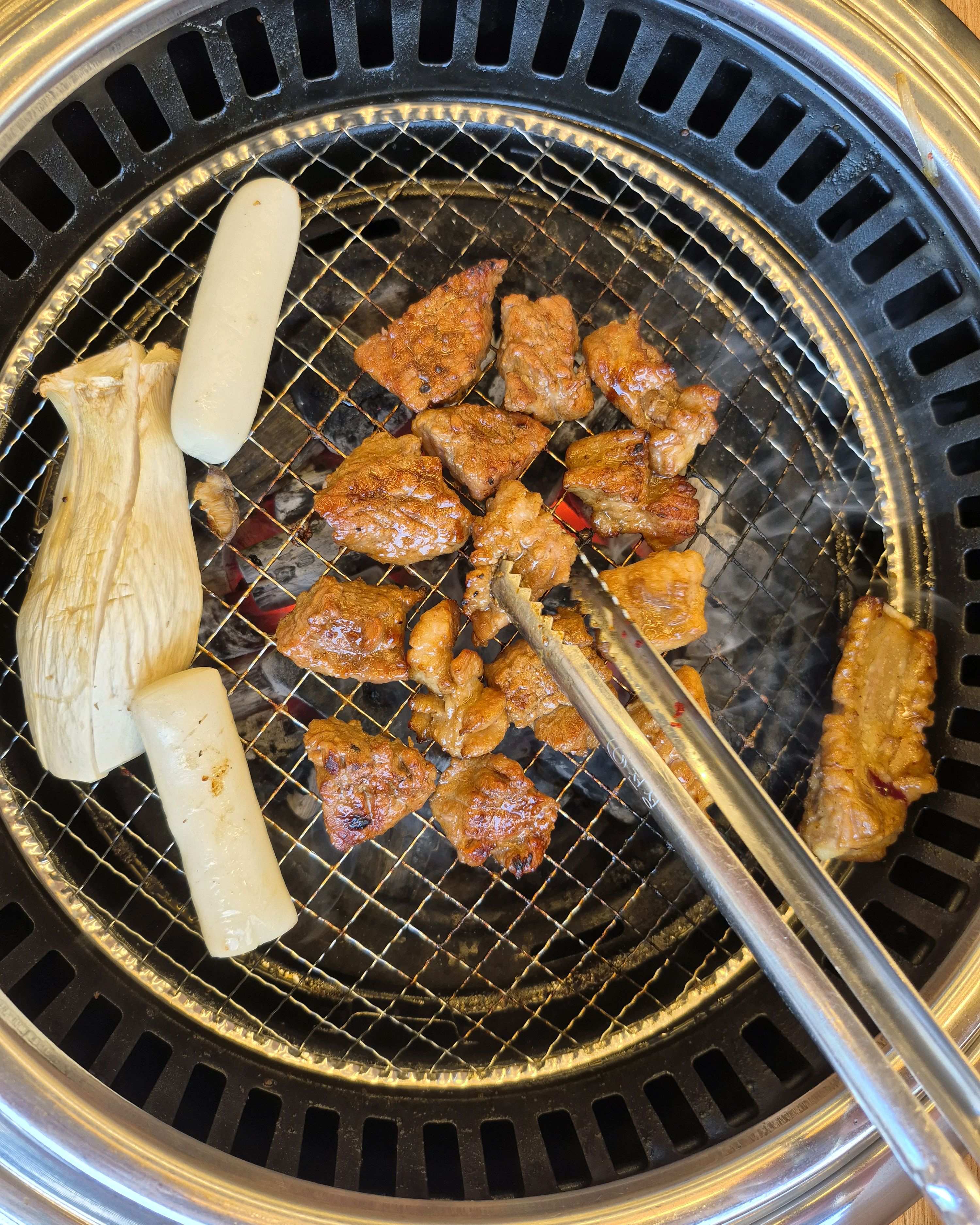 돼지갈비 먹었어요 퍽퍽하지 않고 달달하고 맛있어요 - 대전 맛집 솔가숯불갈비 서대전점