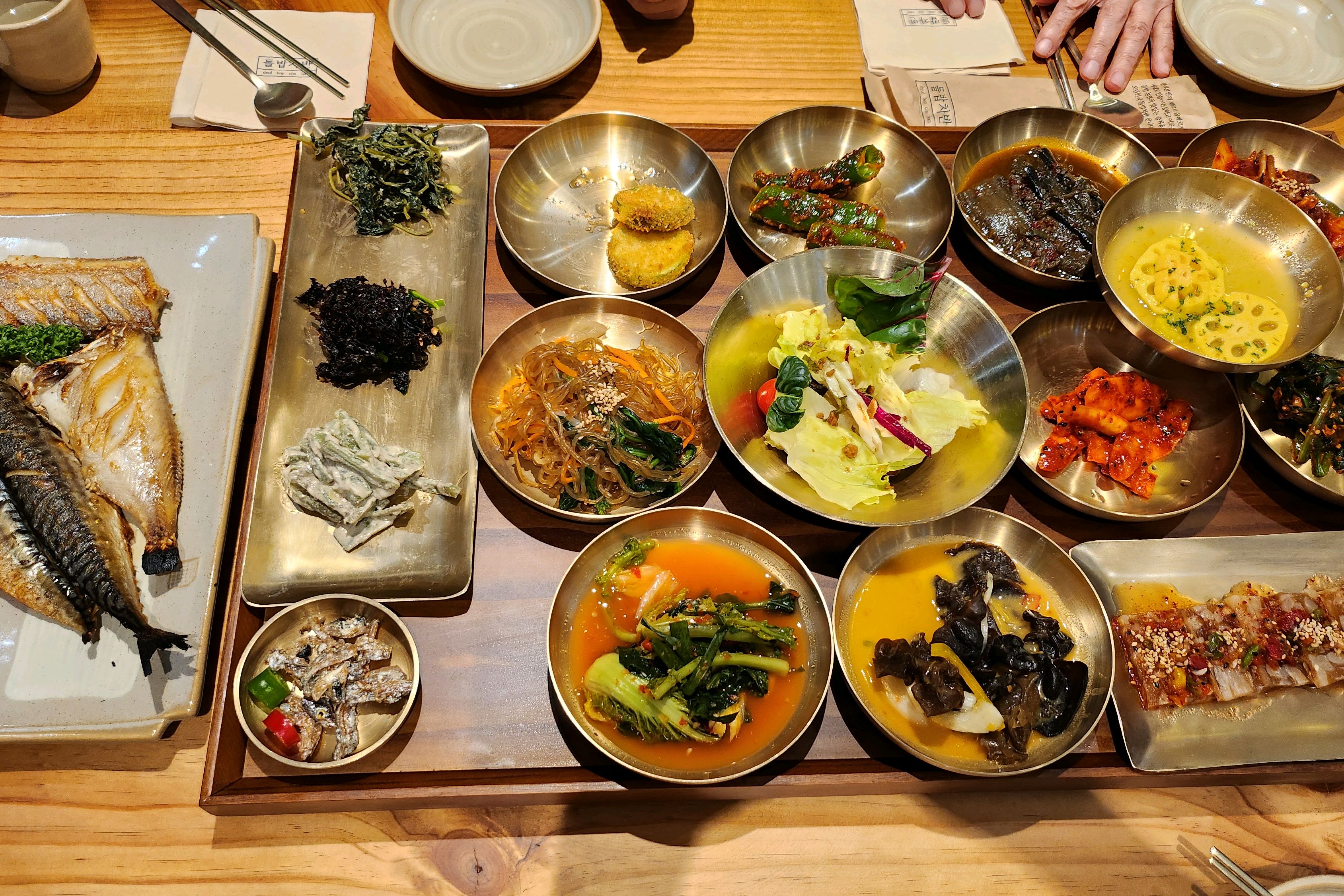 산책하다 새로생긴 한식집 발견해서 와봤어요. 깨끗하고 넓어 가족식사하기 좋네요 :) - 강남맛집 들밥차반 신사점