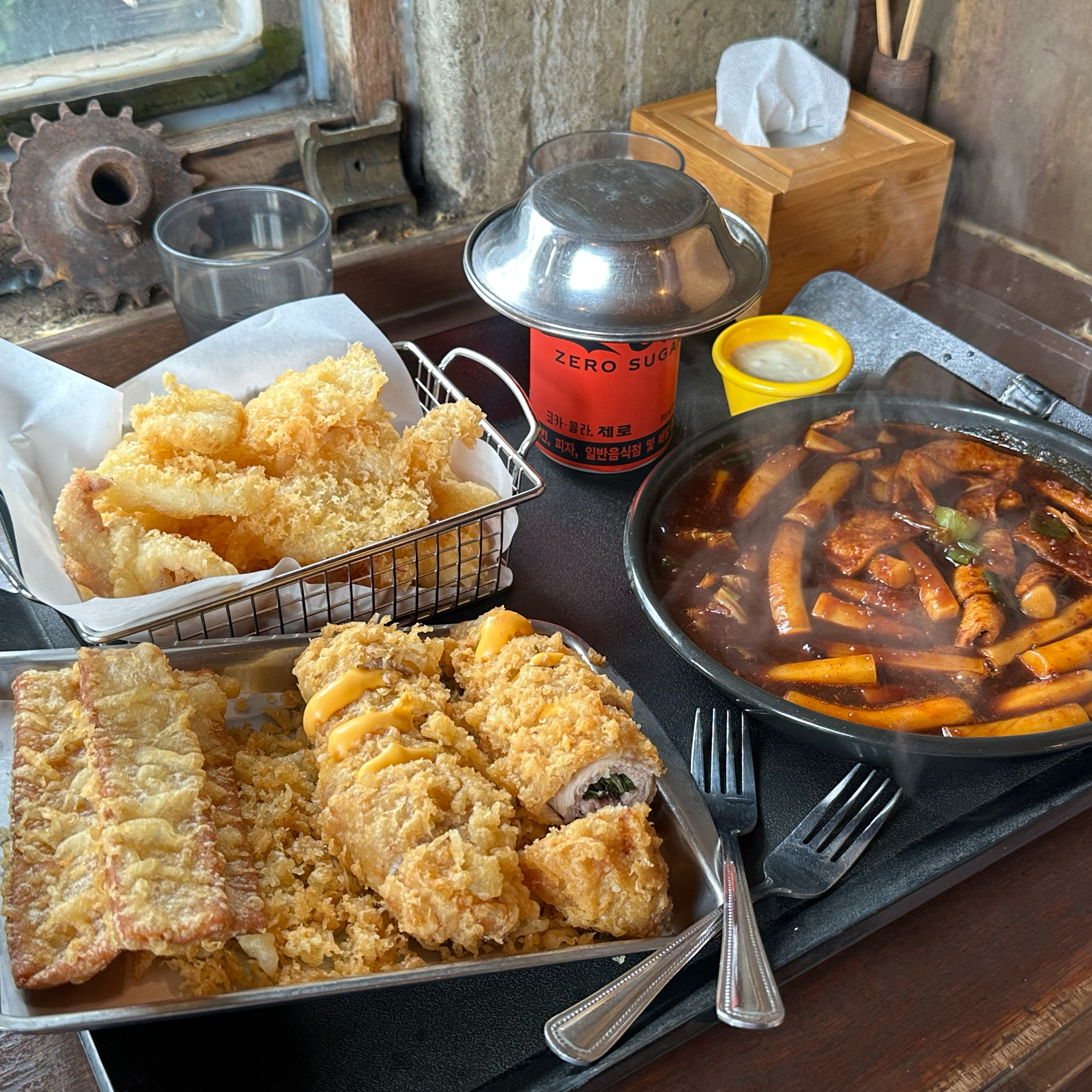 짜장떡볶이 완전 취향저격이에요 !! 저는 한치튀김이 너무 맛있었고, 같이간 친구는 흑돼지튀
