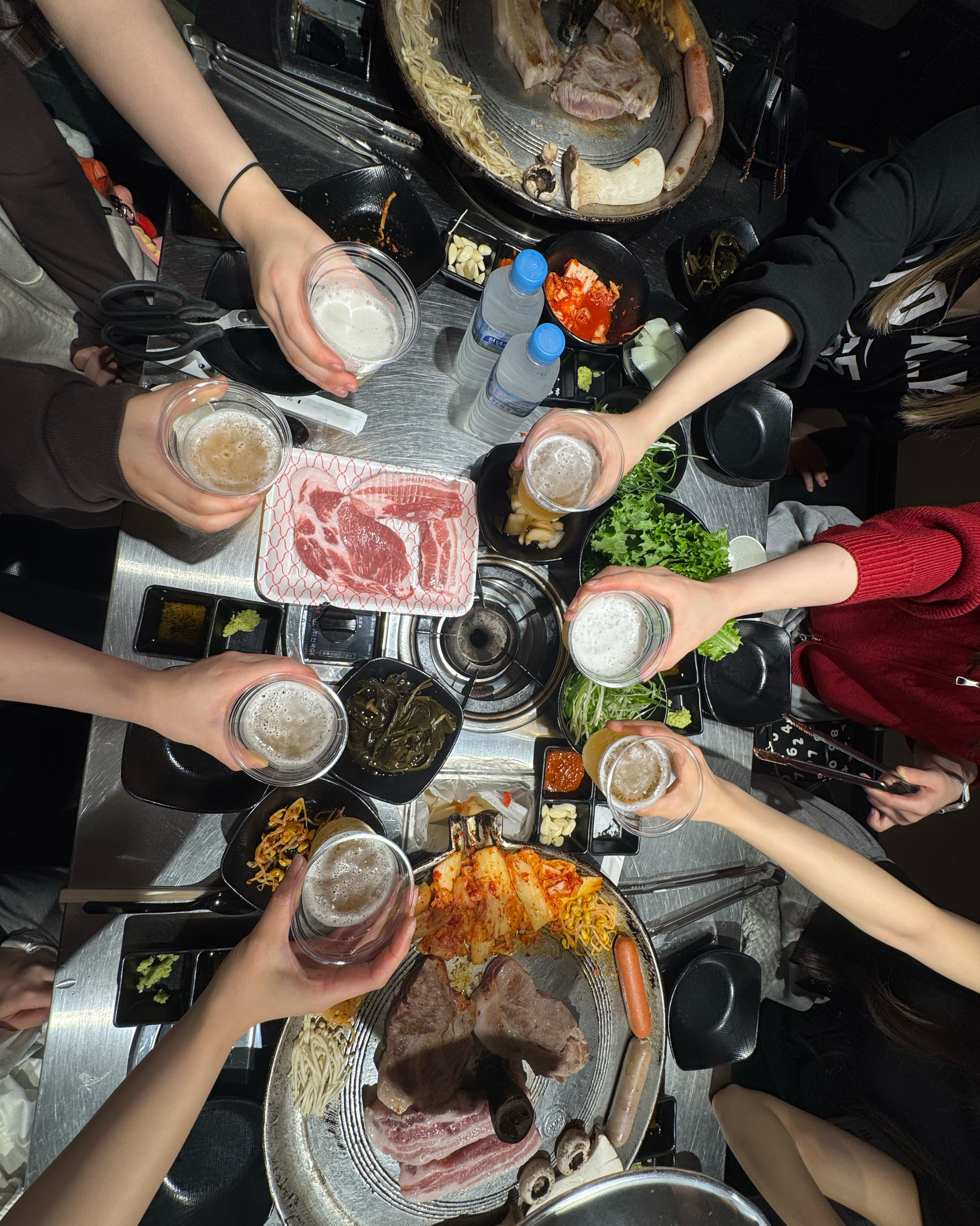 친구가 예약해서 오게됬는데 너무 좋네요 택시내리자마자 너무 좋아서 놀랬어요 !! 고기도 신