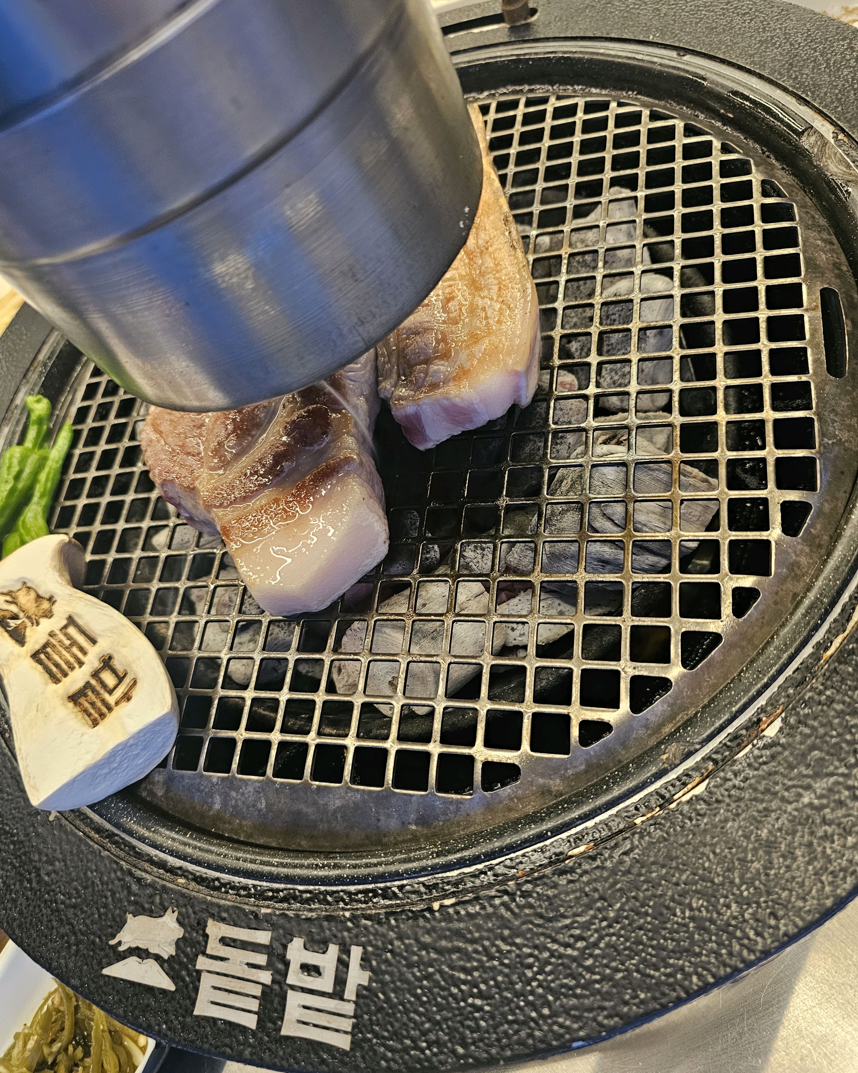 고기도 직접 구워주고 맛도 좋아요 - 제주 맛집 돝밭 애월흑돼지