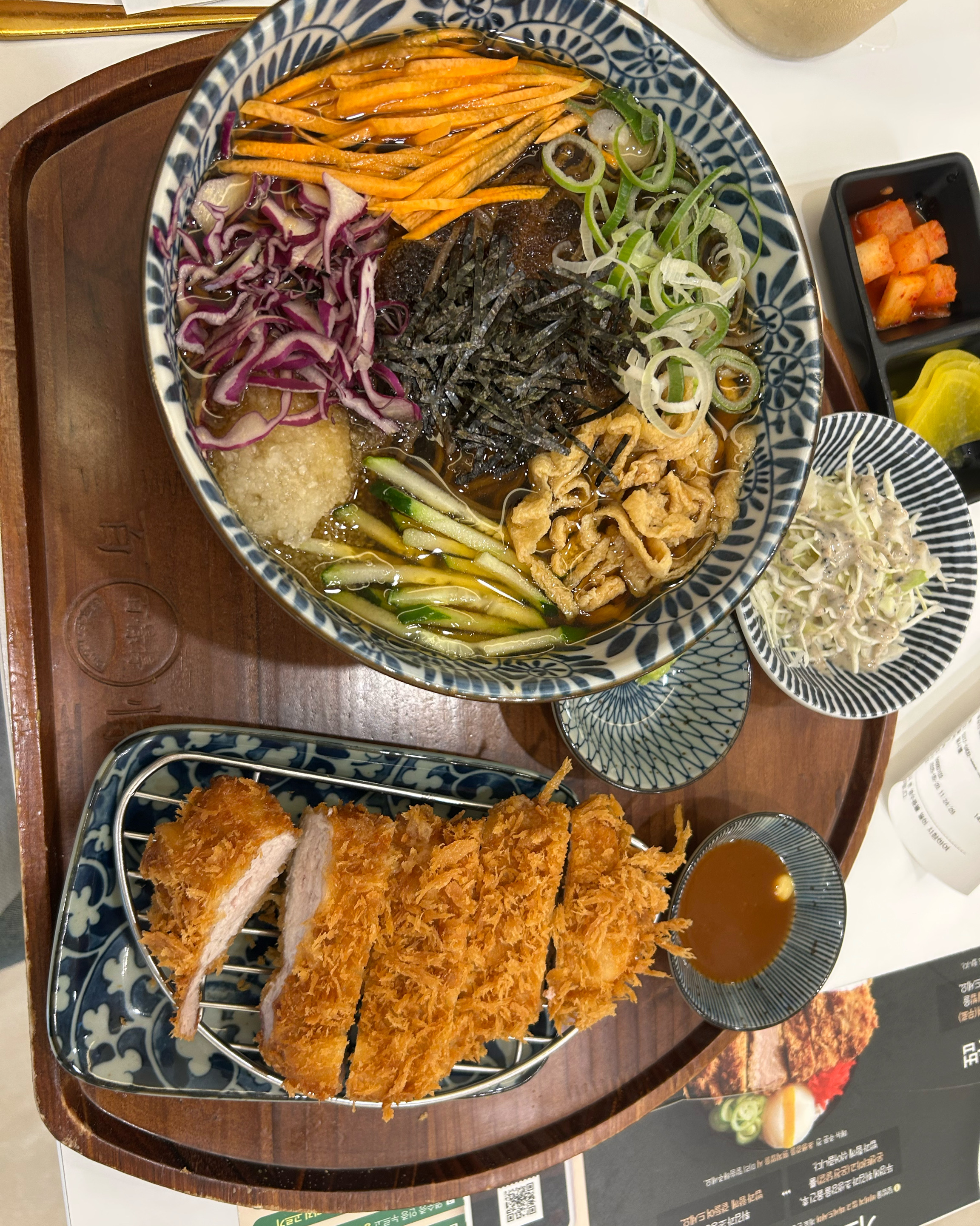 처음와서 냉소바에 돈카츠세트 시켰는데 냉소바 넘 맛있고 돈가스도 바삭하고 아주 배불러요!