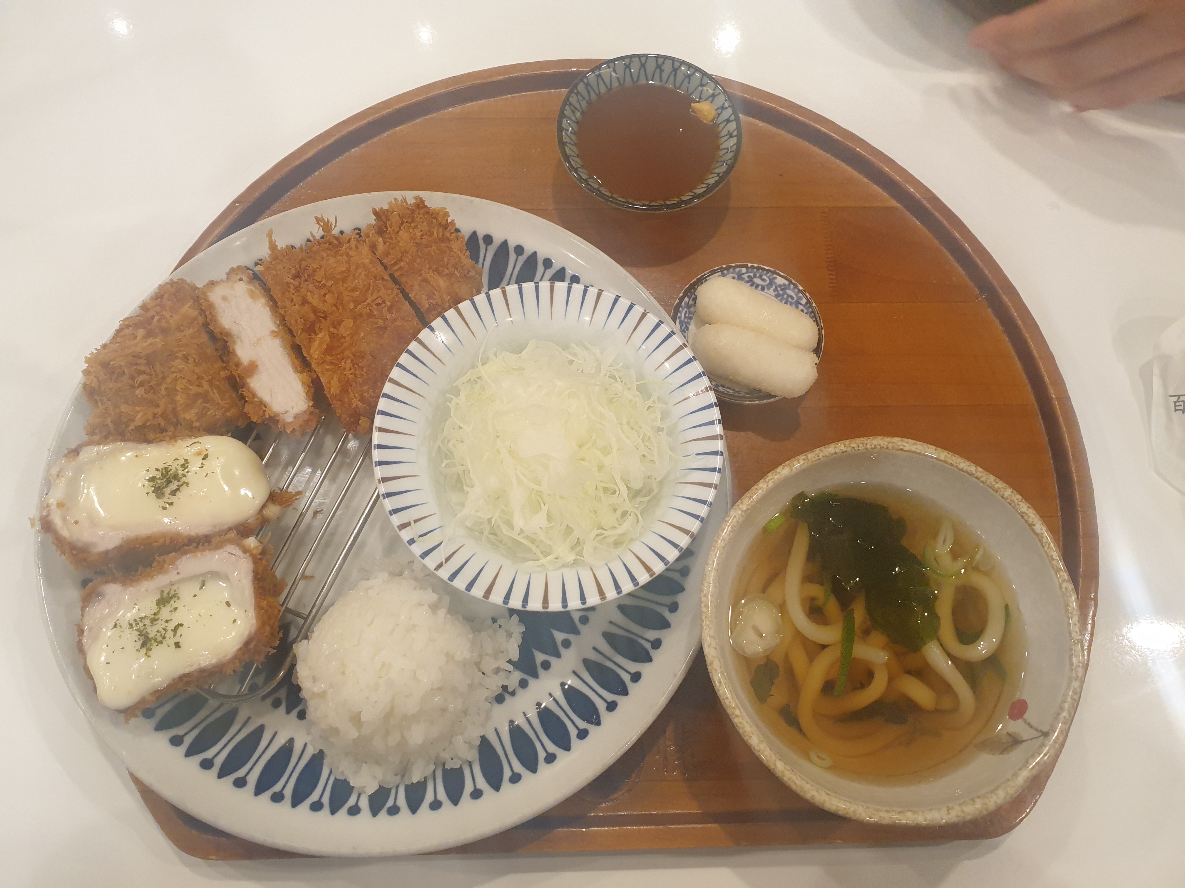 돈카츠와 마제소바가 맛있어서 자주 찾는 곳이에요 매장이 넓고 청결한데 조용한 분위기라 소규