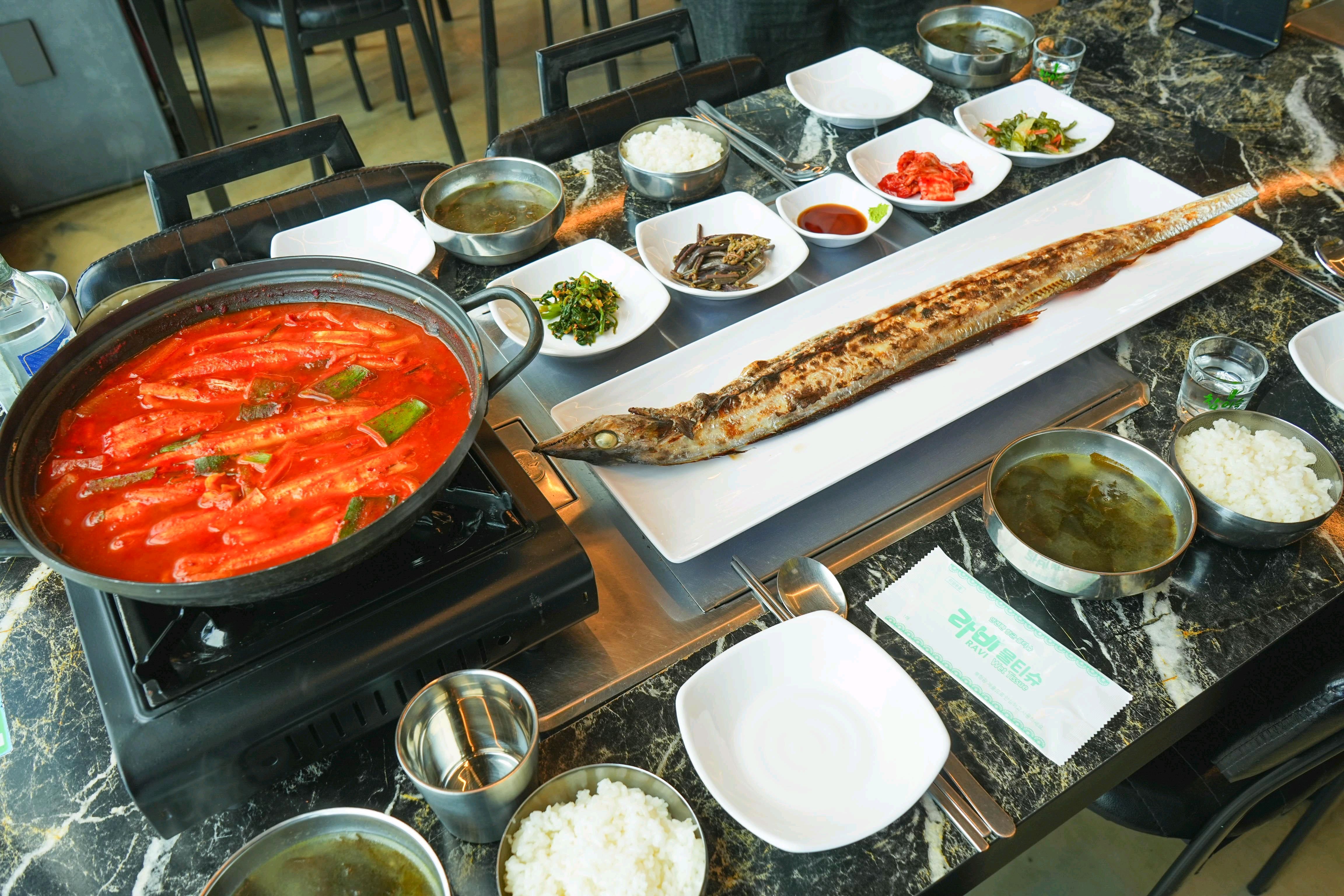 가게 내부가 넓어서 옆 테이블 신경 안 쓰고 편하게 식사할 수 있었어요. 자리 간격도 넉넉