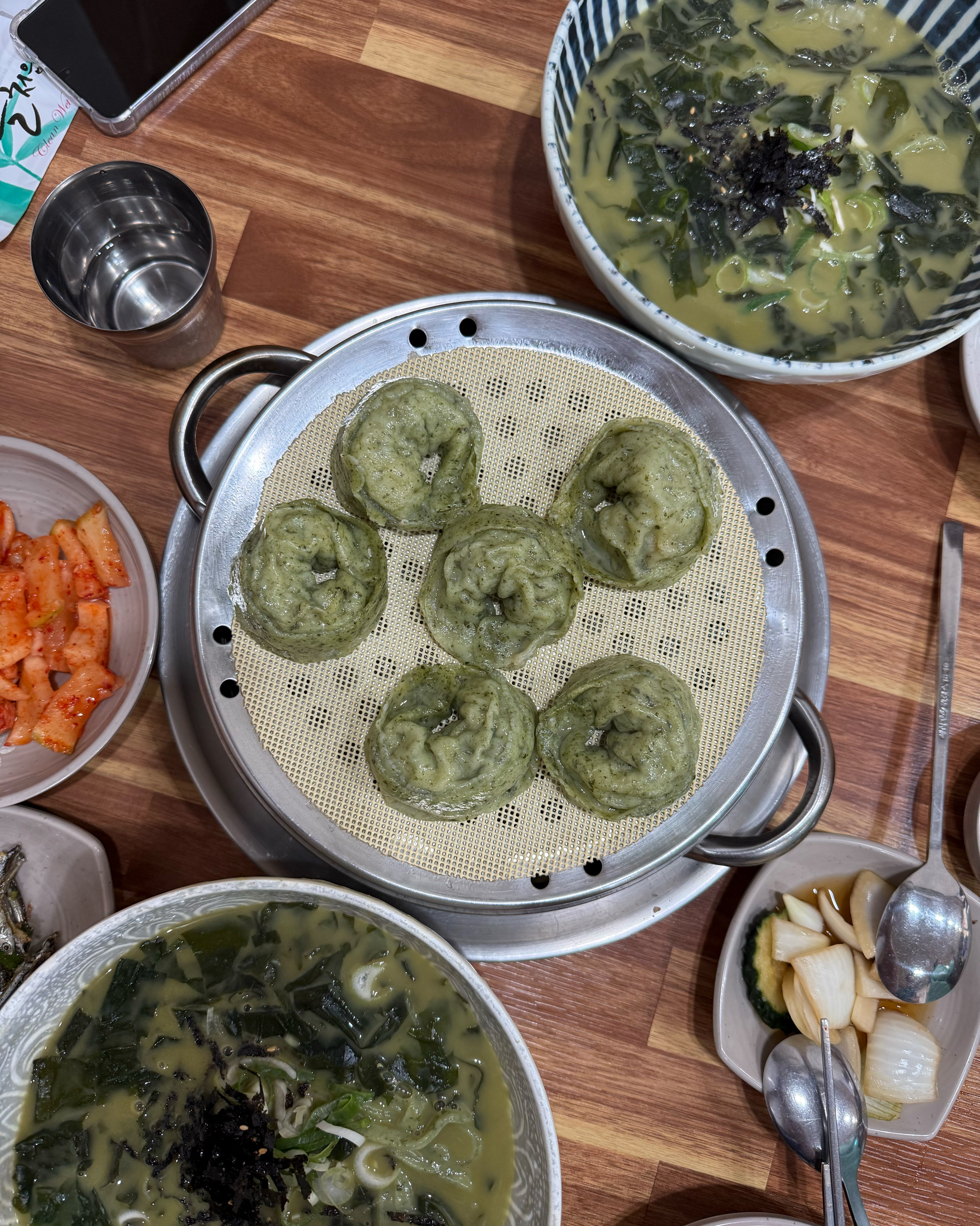 아침식사로 너무 완벽한 보양식이었습니다! - 제주 맛집 신제주보말칼국수 제주본점