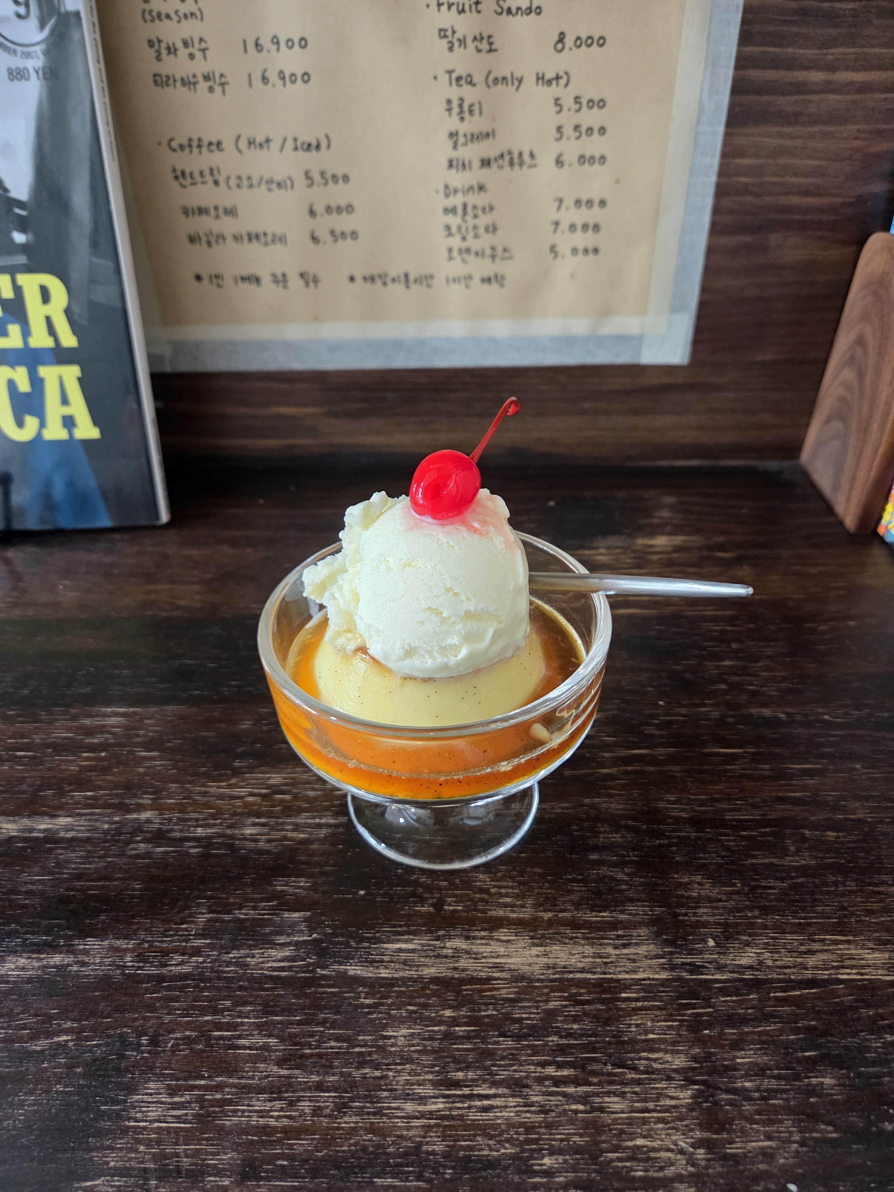 컨셉도 좋고 분위기도 너무 좋아요 운좋게 웨이팅 없이 바로 들어갔습니다! 인생 첫 푸딩인데