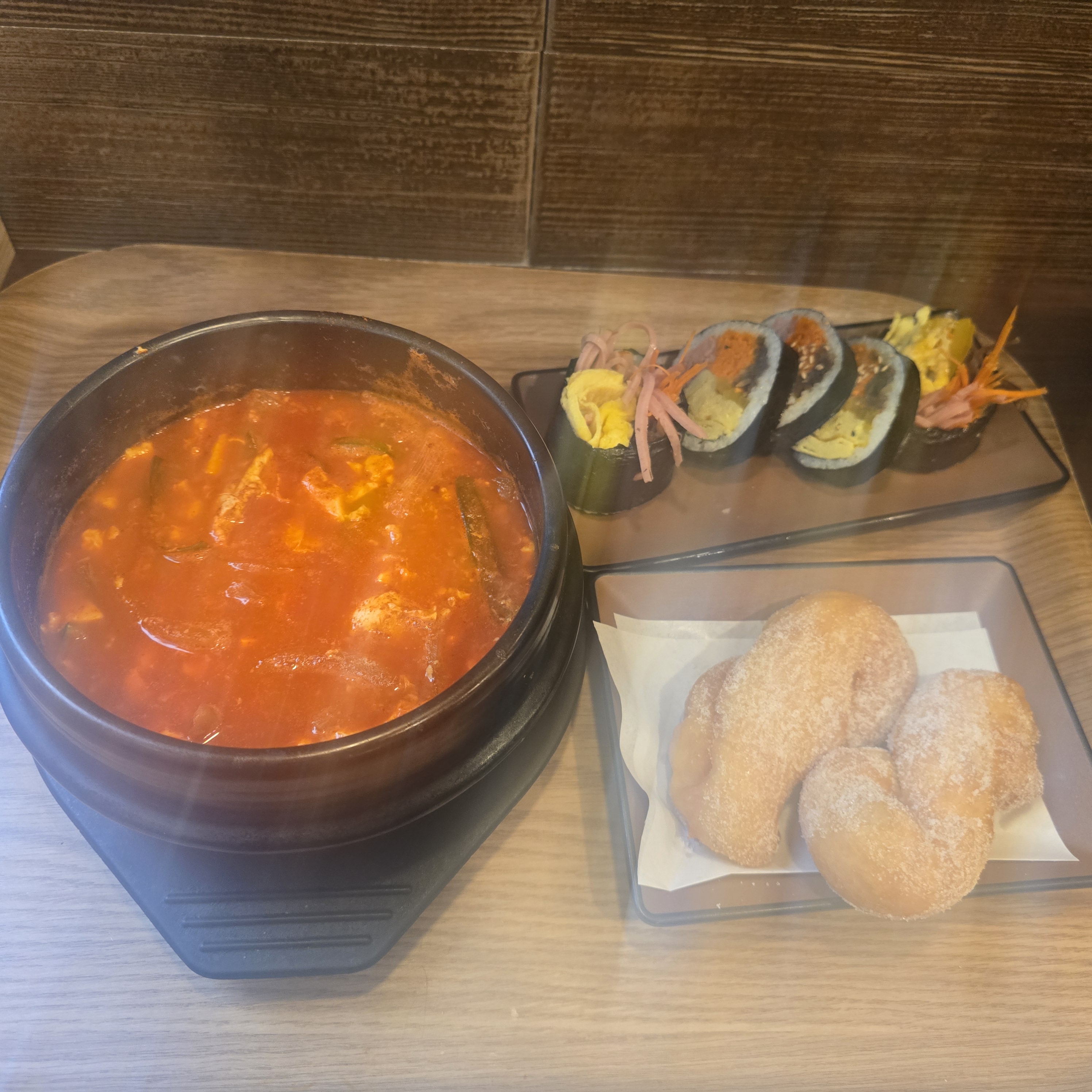 이동네에 오면 꼭 들르는곳 순두부, 김밥, 꽈배기 다맛있어서 놓칠 수 없어서 늘 세트를 시
