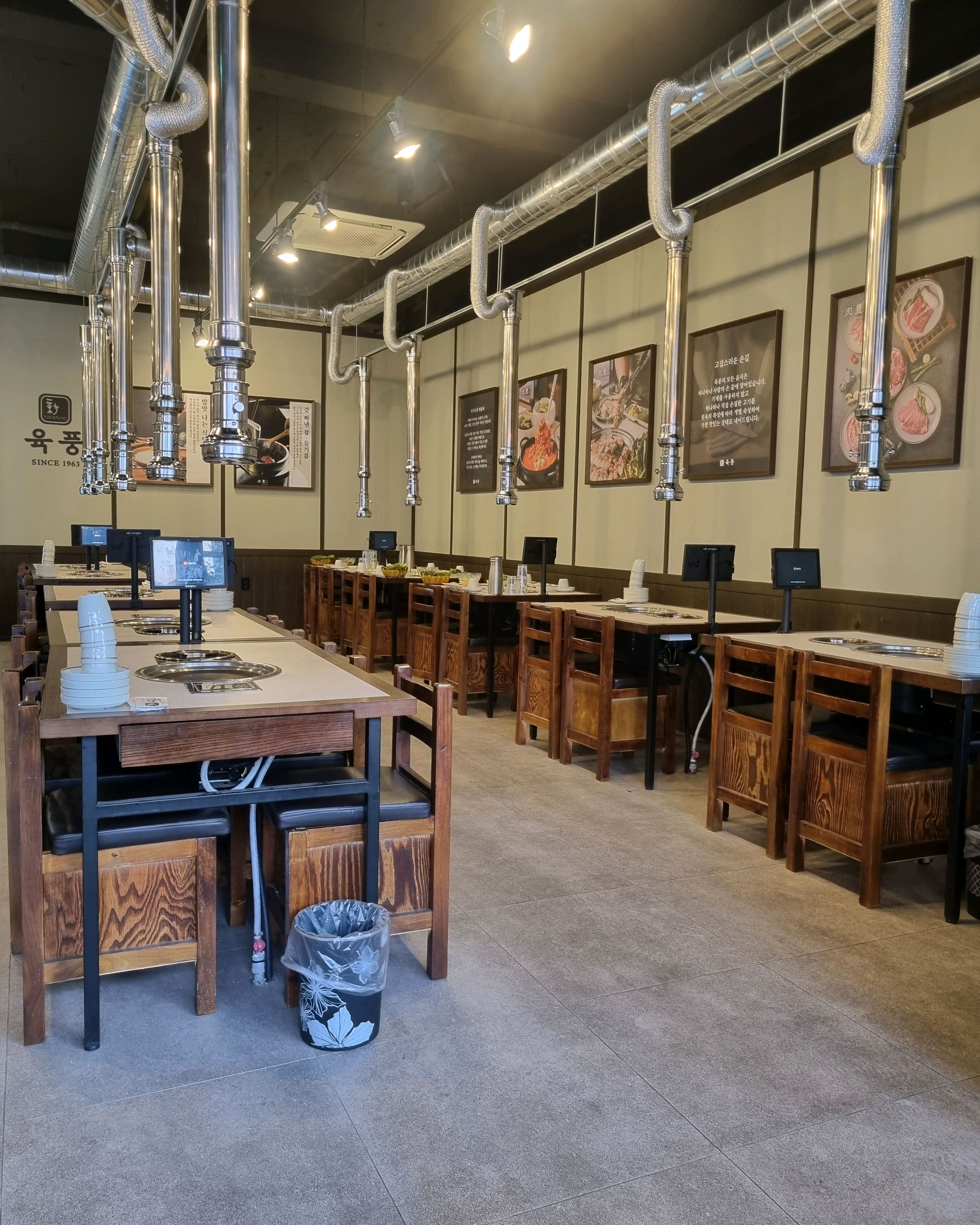 오랜만에 일찍 퇴근해서 와이프랑 같이 고기 구우러 왔습니다. 숙성고기라 그런지 육향도 좋고