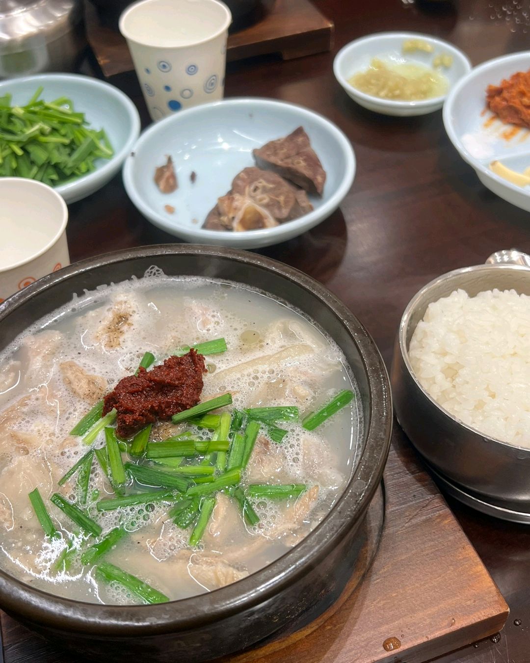 살코기 양도 많고 깍두기도 너무 맛있어요! 순대랑 밥도 무한리필로 먹을 수 있고 국이 맑