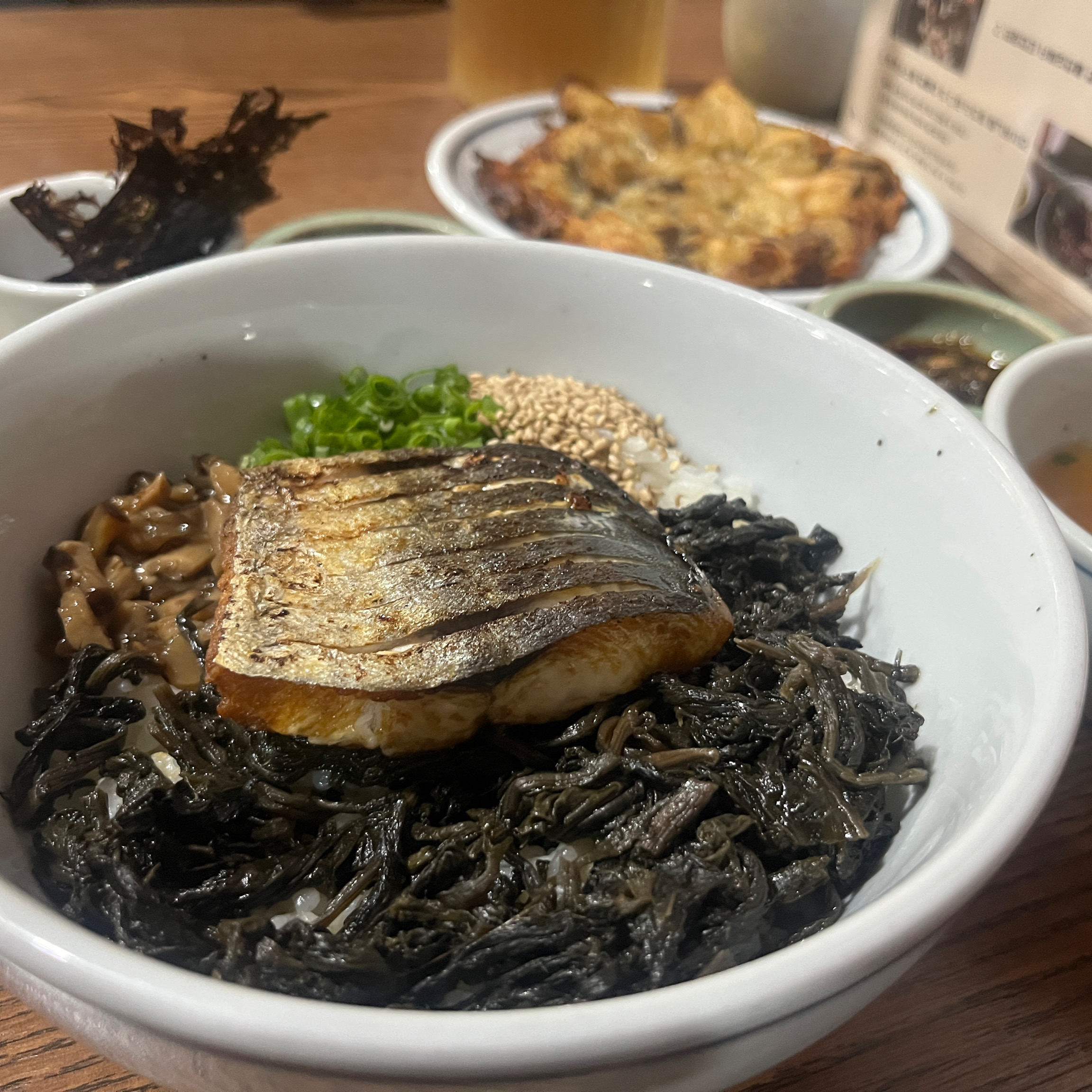삼치곤드레밥이 메인인 것 같아 선택했어요! 적당히 잘 구워졌고 곤드레와 어우러져 색달랐어요