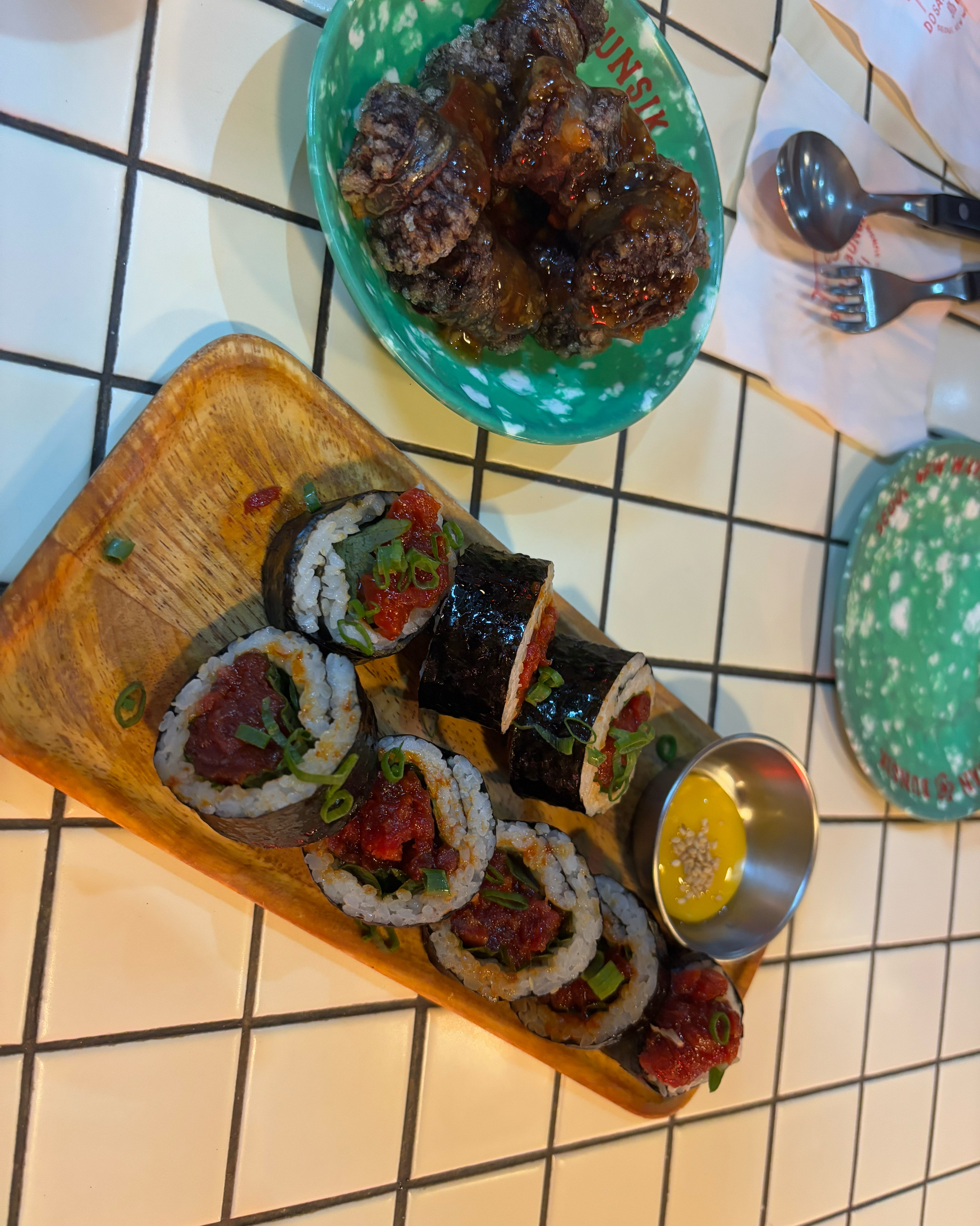 오랜만에 방문했어요. 여전히 맛있네요! 육회좋아하시면 육회김밥 추천이요 고추장소스 베이스에