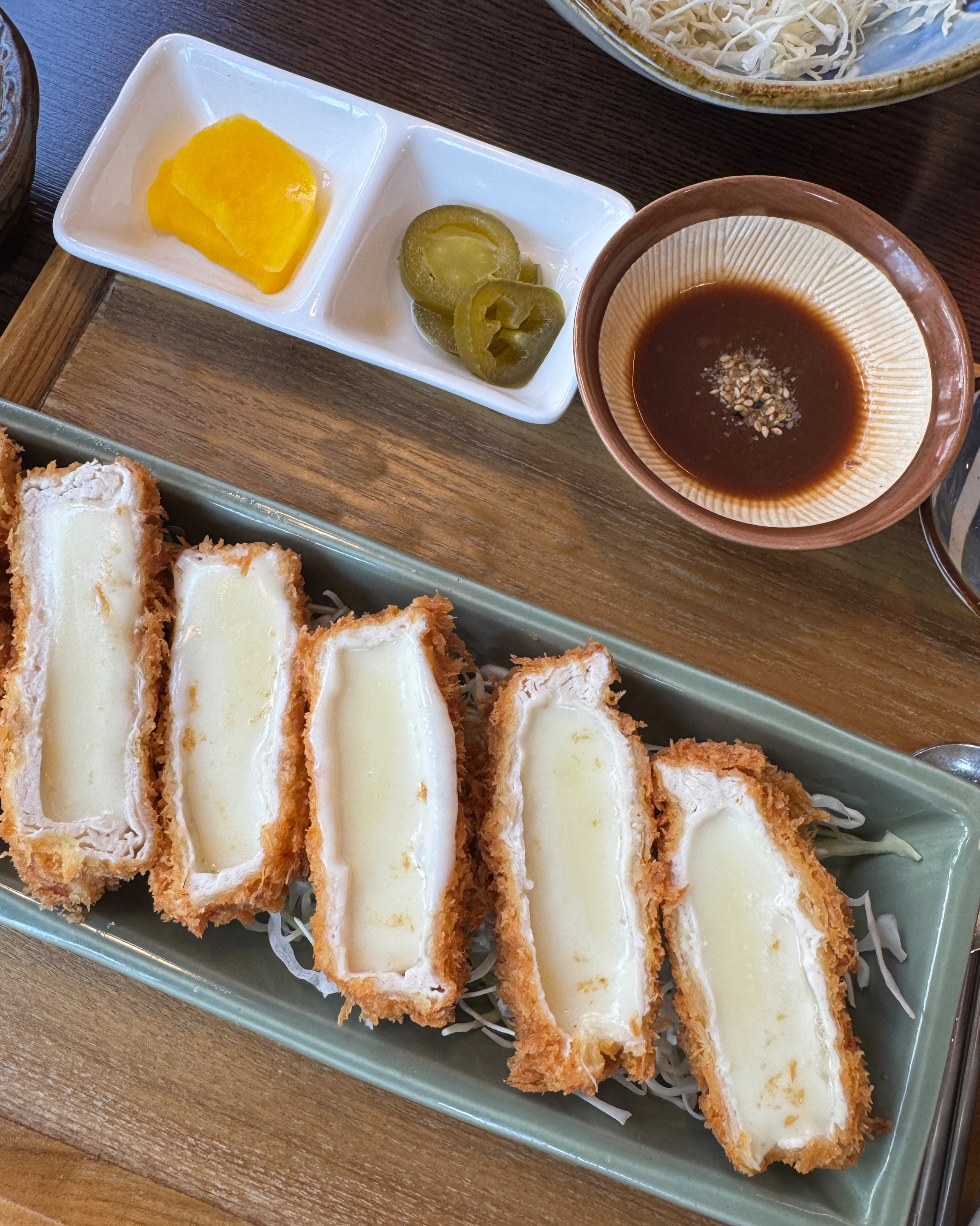 치즈 돈까스 냉모밀이 맛있는 곳! 매장내부도 청결하고 소스랑 샐러드도 맛있고 직원분들도 친