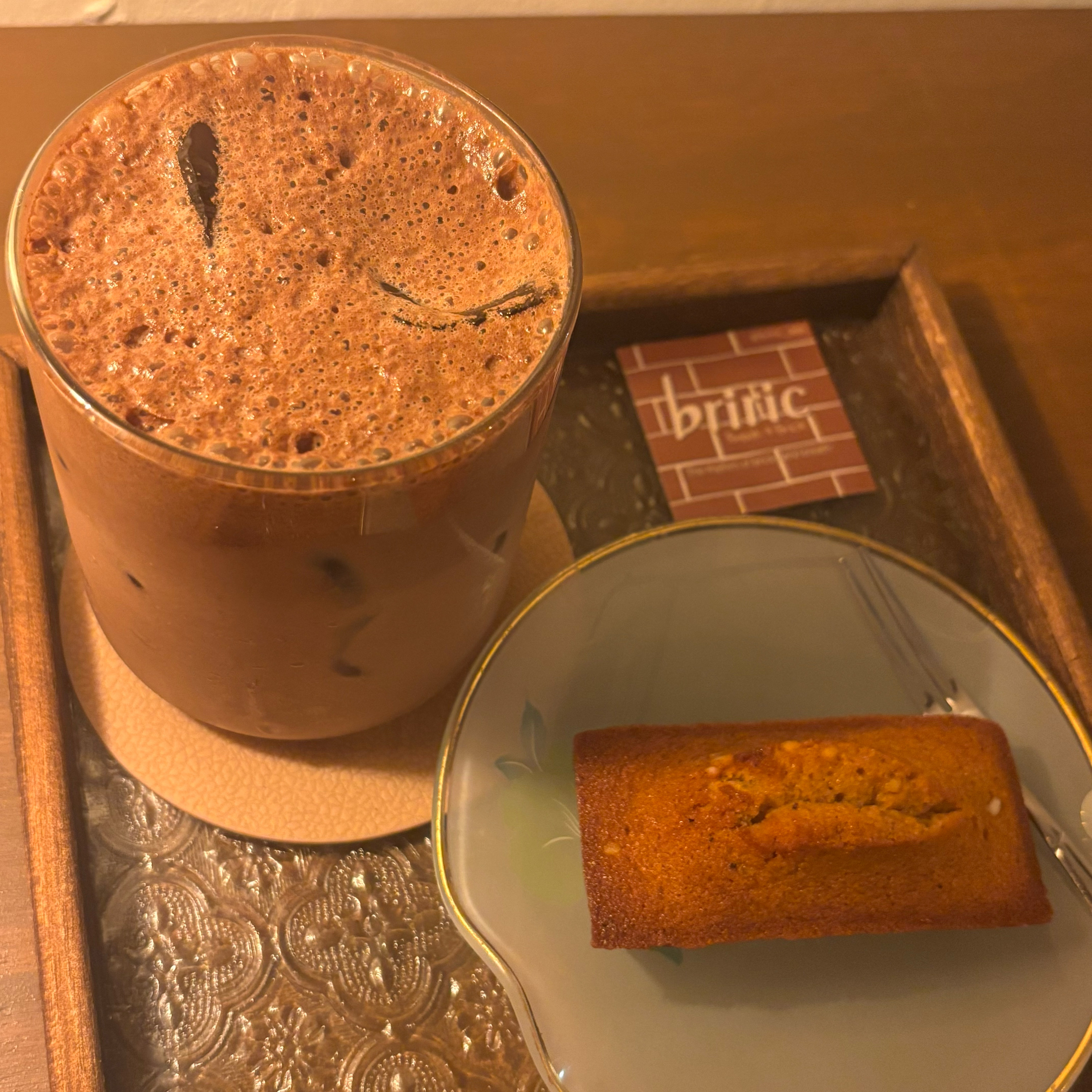 음료랑 디저트 맛있어요!!! 🐈고양이가 애교가 진짜 많아요💟 지하공간이 조용해서 음악듣거나