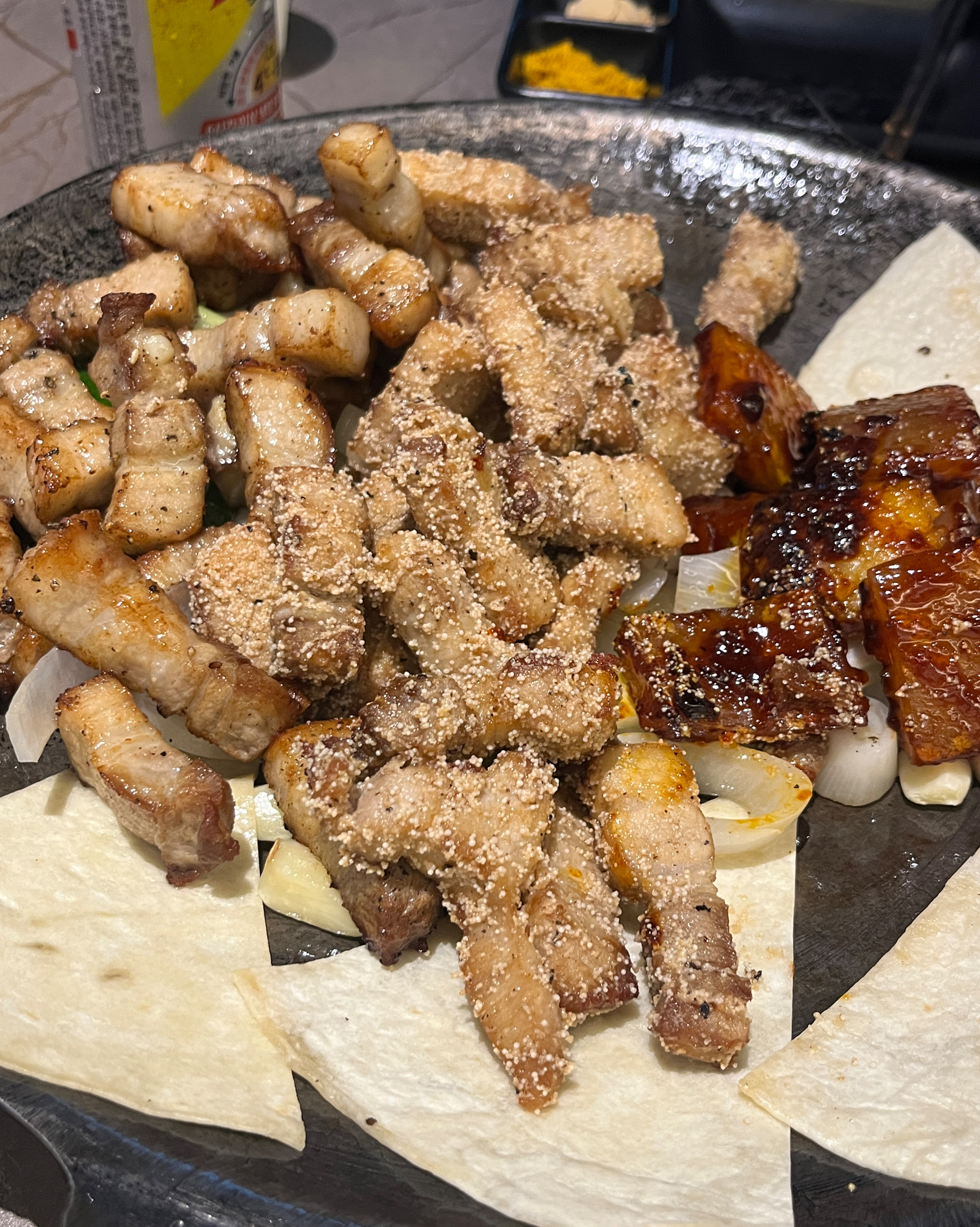 먼저 방문했던 동료가 너무 맛있다고 이번 모임장소로 완벌집 추천해줘서 방문했어요. 인테리어