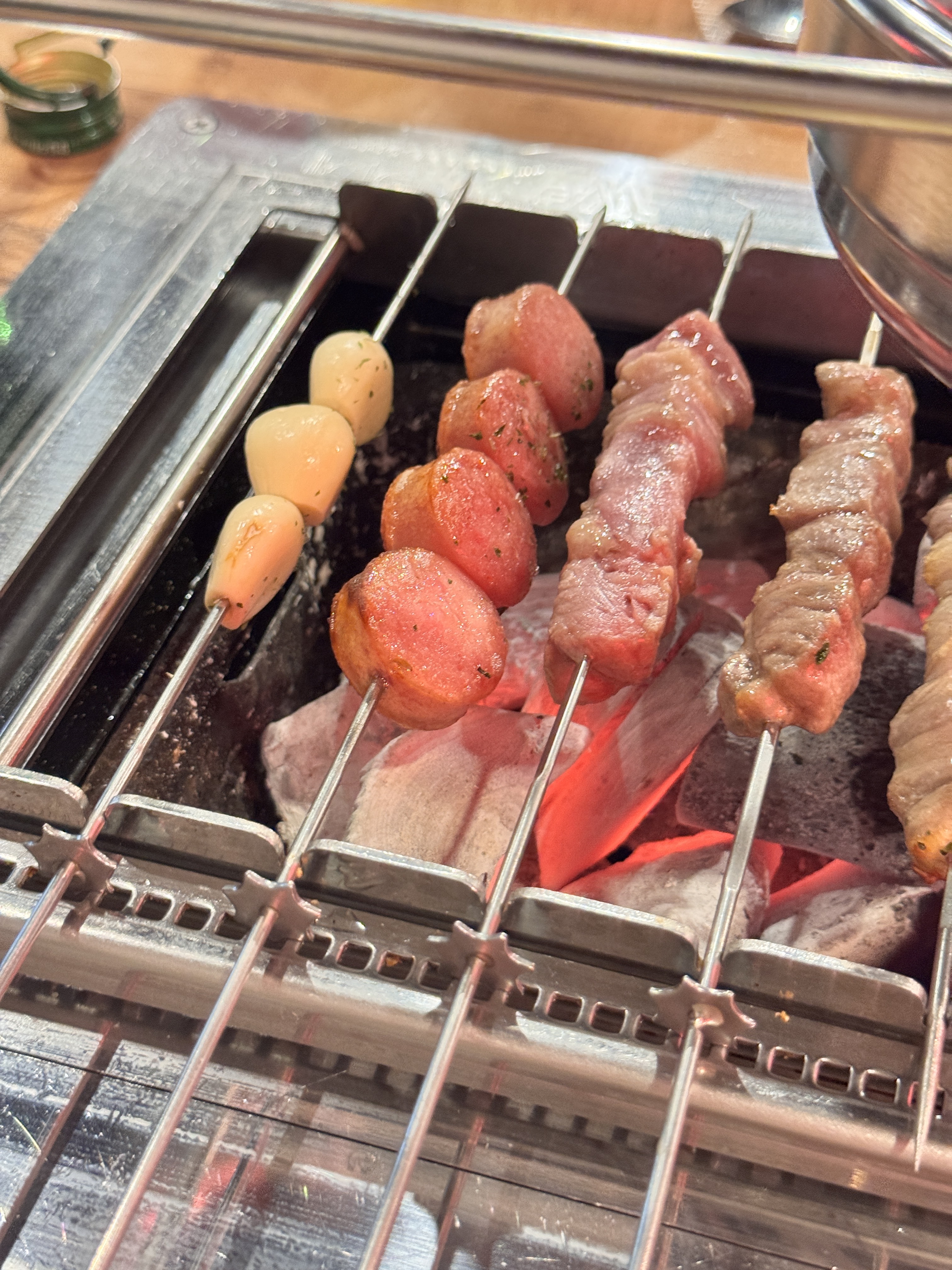 금요일 저녁에 왔다가 웨이팅 길어서 못먹고 평일 저녁에 다시 왔어요. 양꼬치 너무 맛있어요