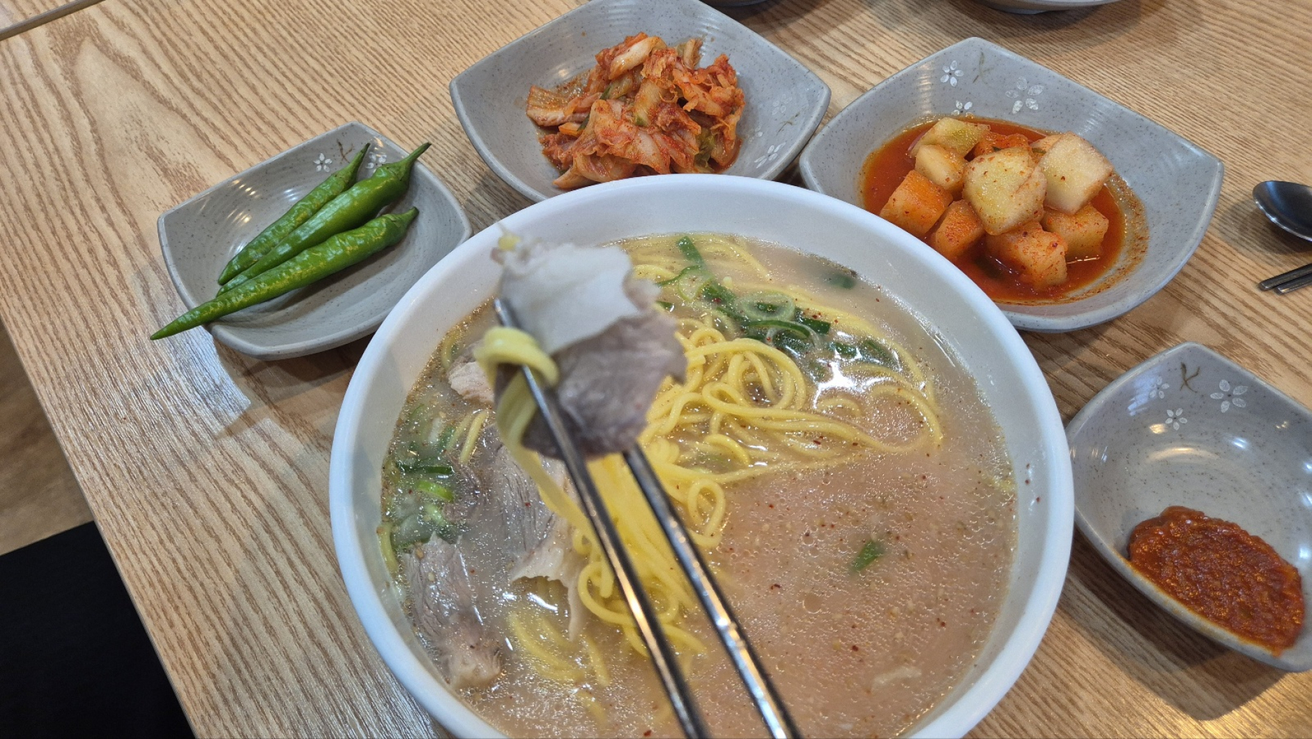 고기국수에 찹쌀순대 가성비 좋았어요 밑반찬으로나오는 김치도 신선하고 맛있었어요 고기국수양이