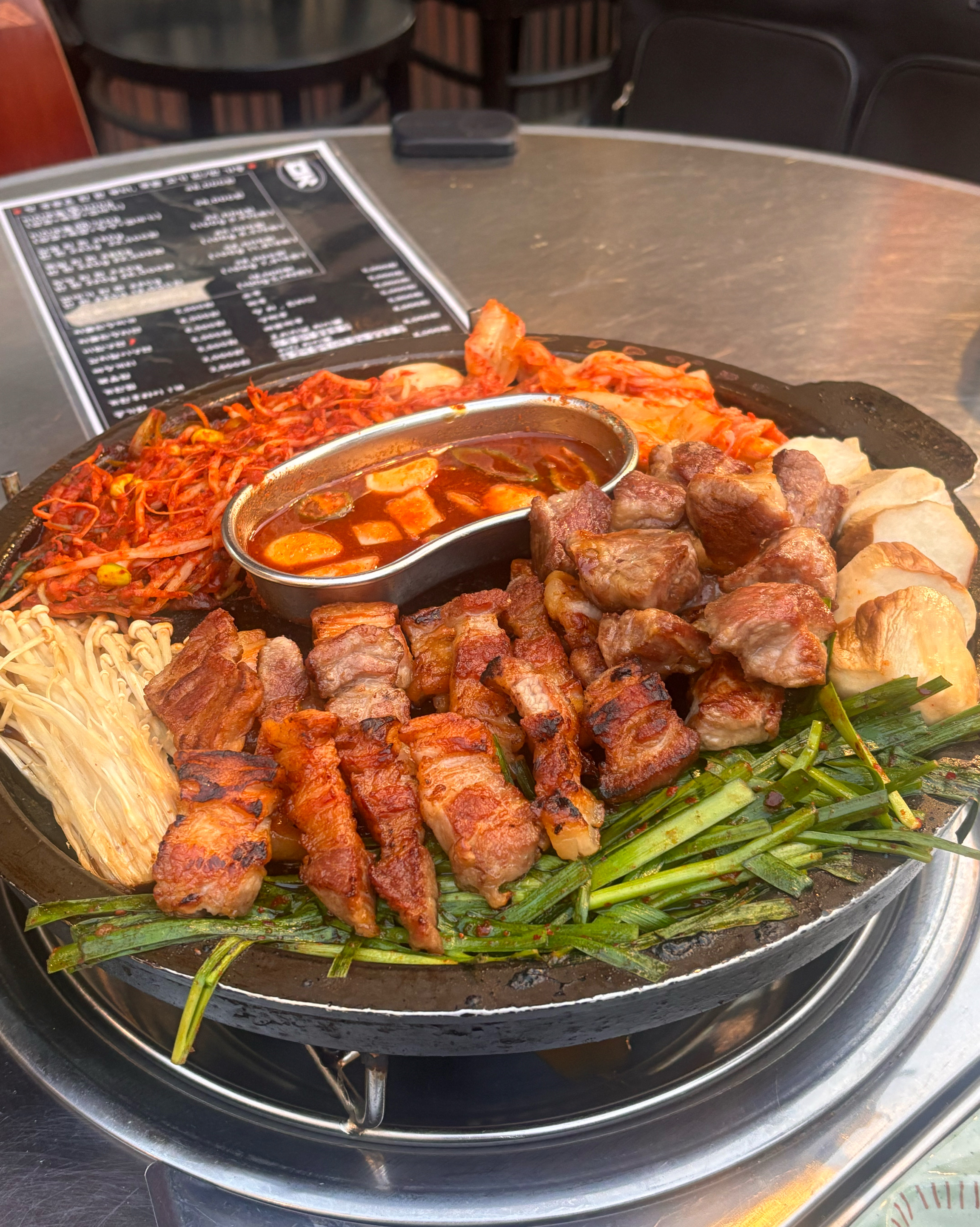 자주 와서 고기맛은 두말할것도 없고(특히 목살!!) 이 맘때쯤에는 처음 와보는데 야장 느낌