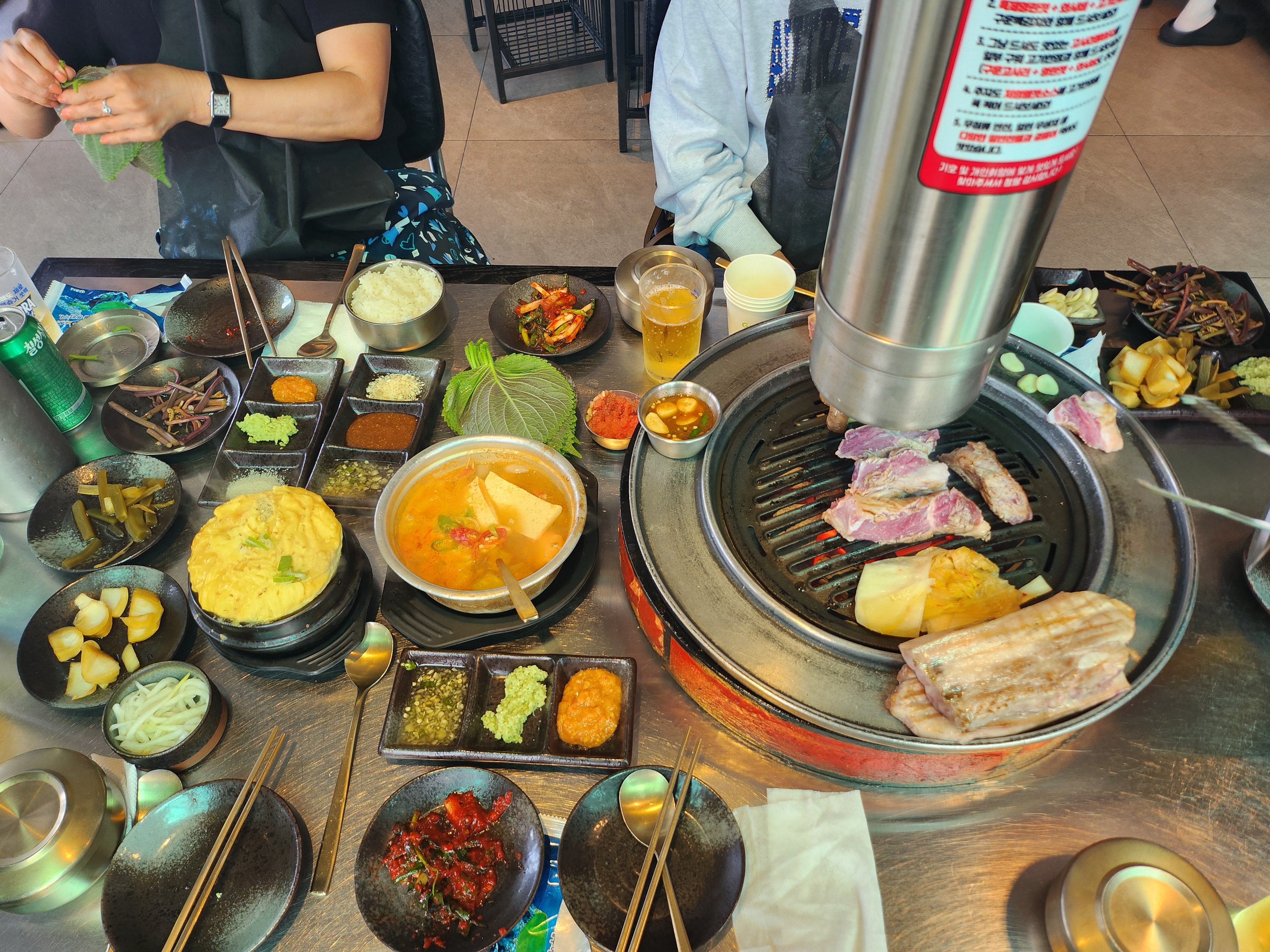 직원들도 친절하고 고기도 윽시 맛있고 뷰가 넘 좋아요 - 제주 맛집 훈도 애월흑돼지 본점