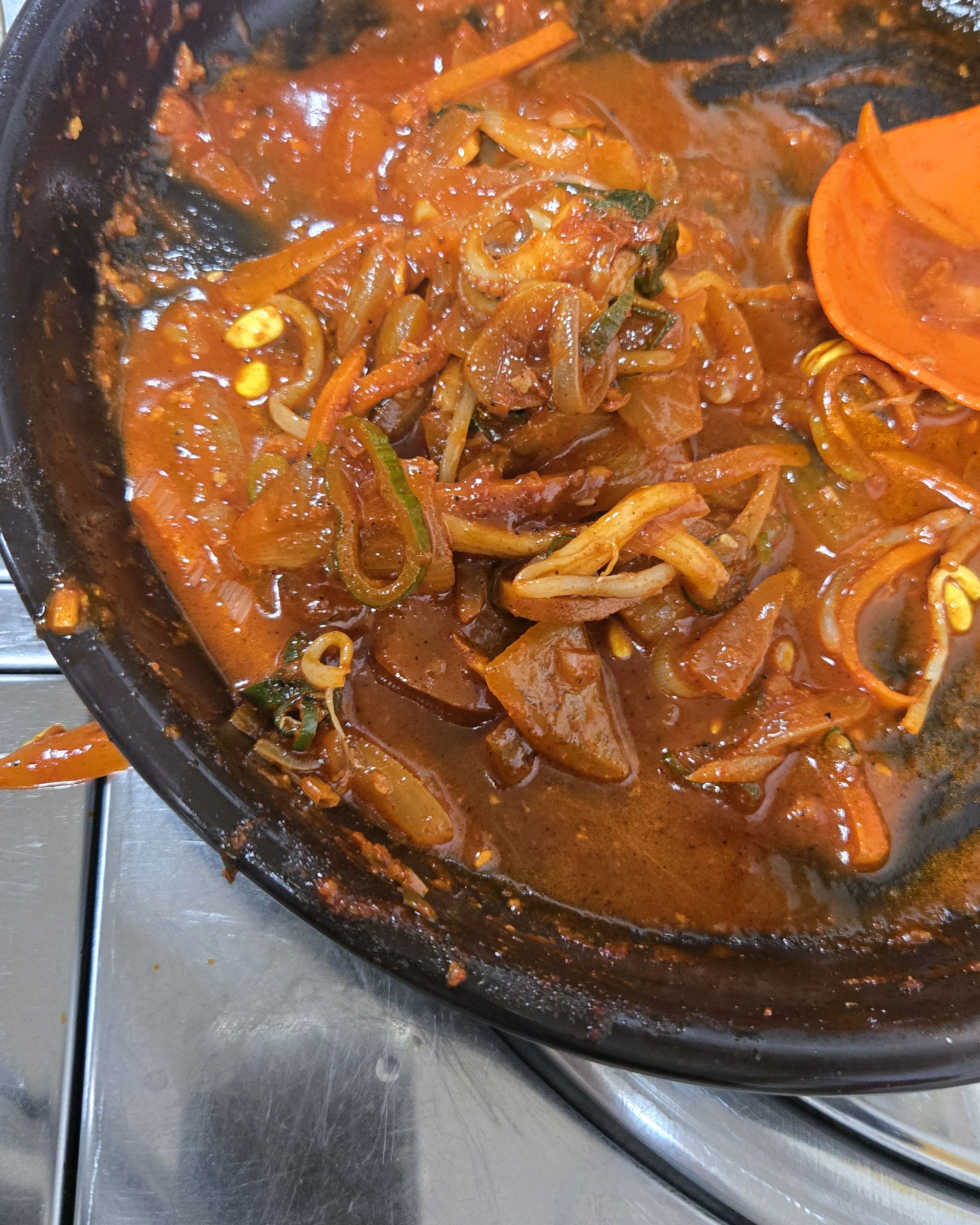 쭈꾸미도 맛있고 칼국수도 궁금해서 먹어봤는데 국물이 시원하니 너무 맛있어요 직원분도 친절하
