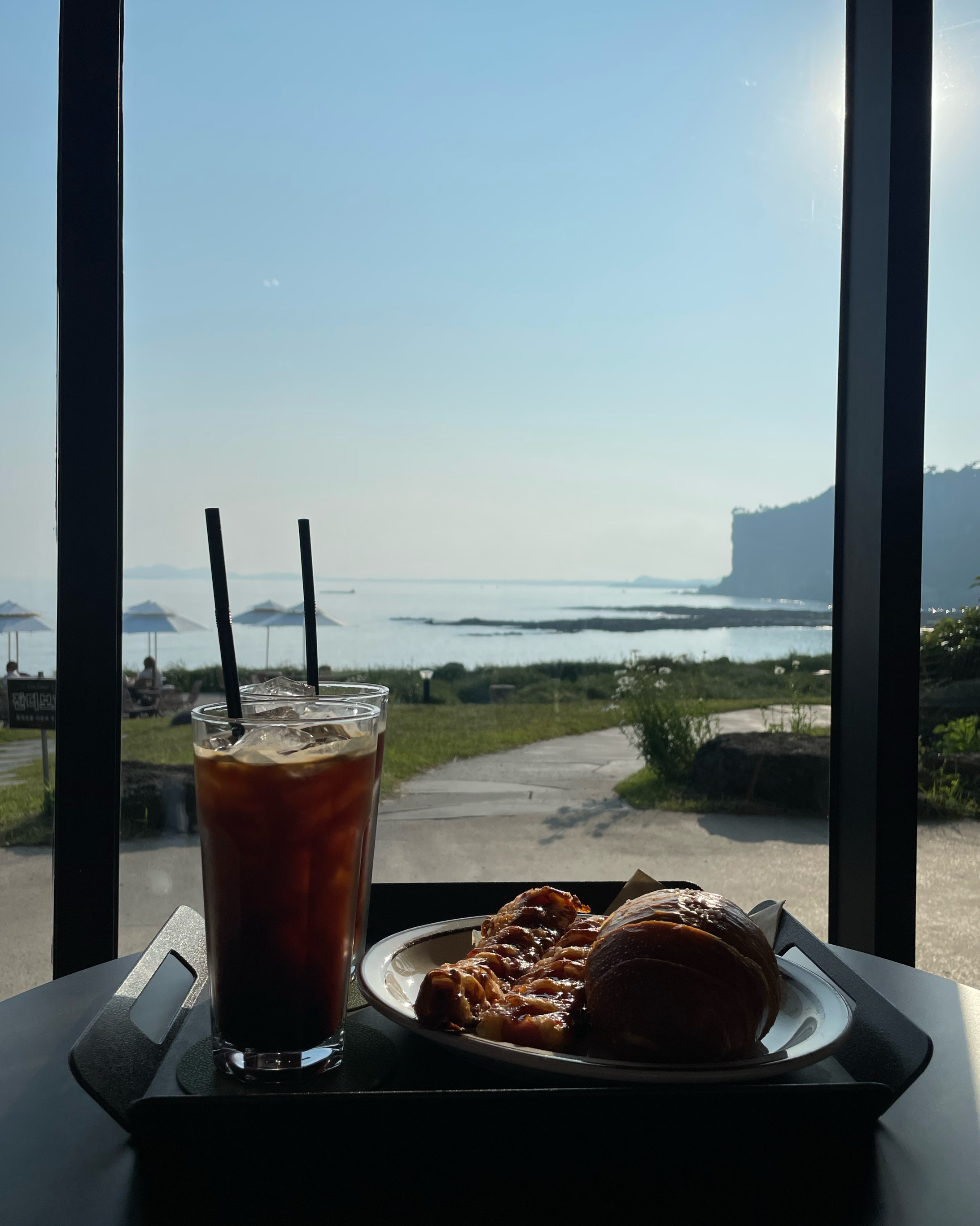 평일 오후에 찾아갔는데 빵도 커피도 맛있고 특히나 뷰가 너무 너무 예뻤어요 ㅎㅎ 더 있고