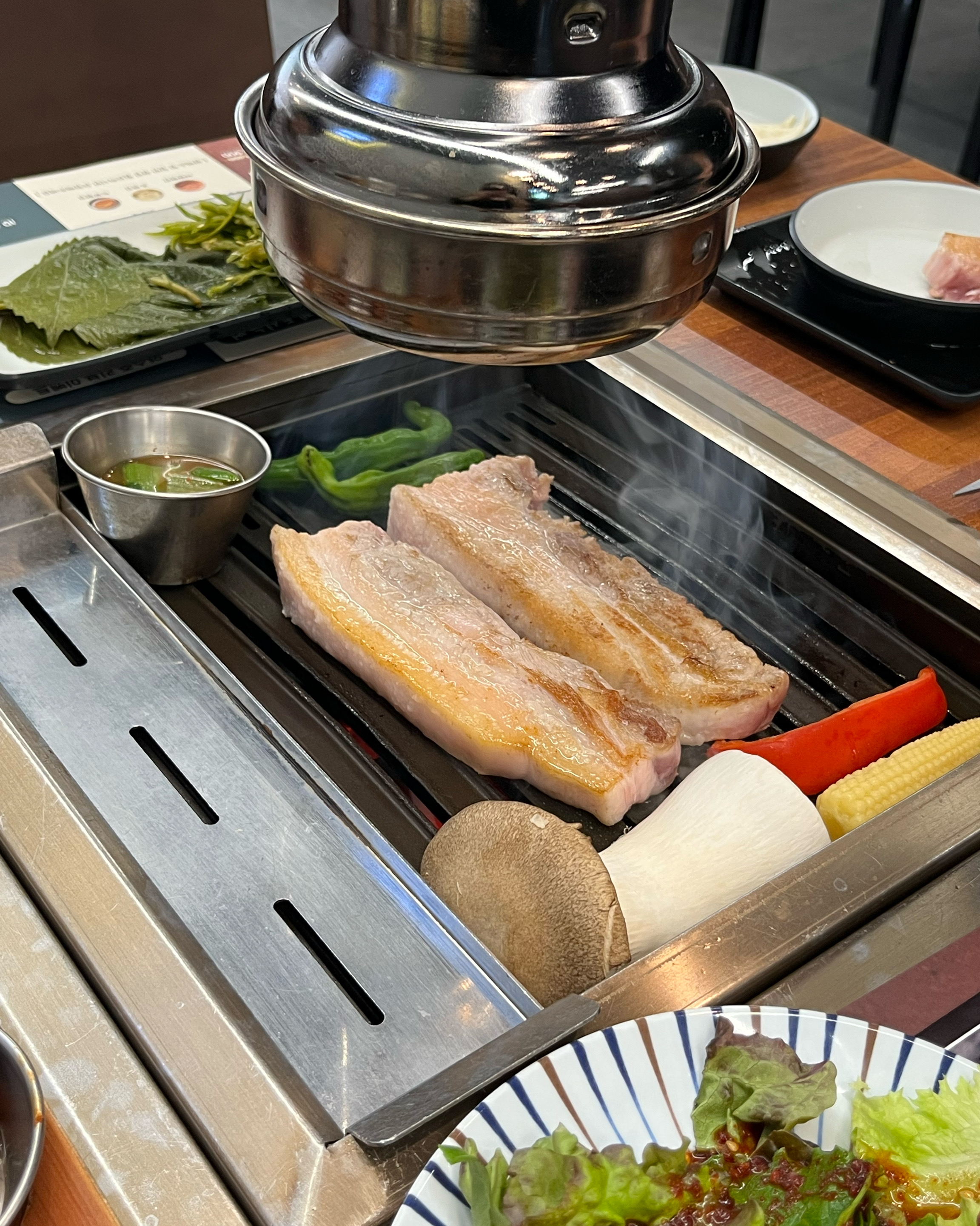 점심에 맛있는 삼겹살이 땡겨서 검색해서 방문하였는데 너무 만족스러워요! 반찬 종류가 다양하