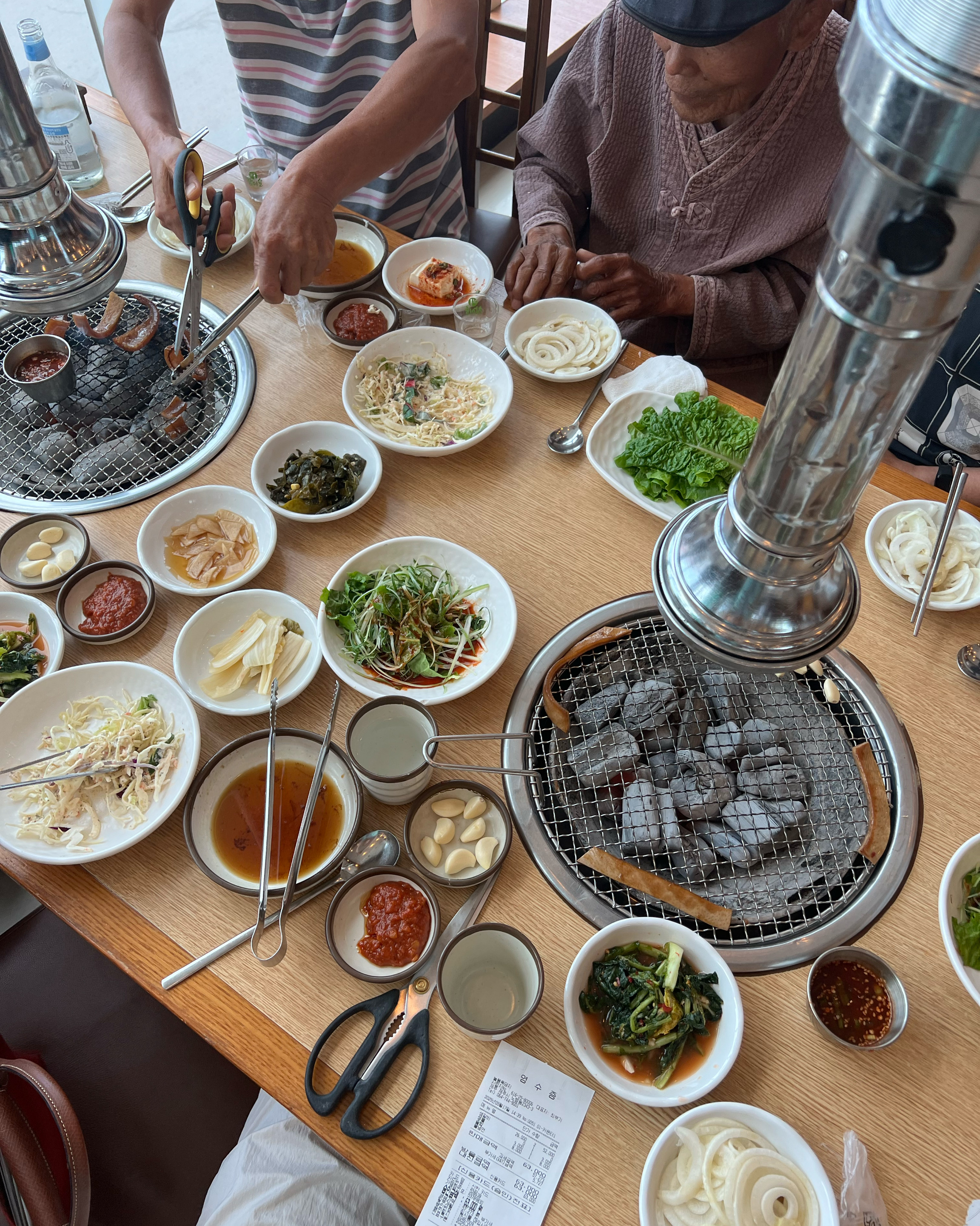 일단 숯부터 뜨거울정도로 불이 좋아오 ! 아빠가 제주오면 제일 좋아하는 늘봄 정식 ! 다음