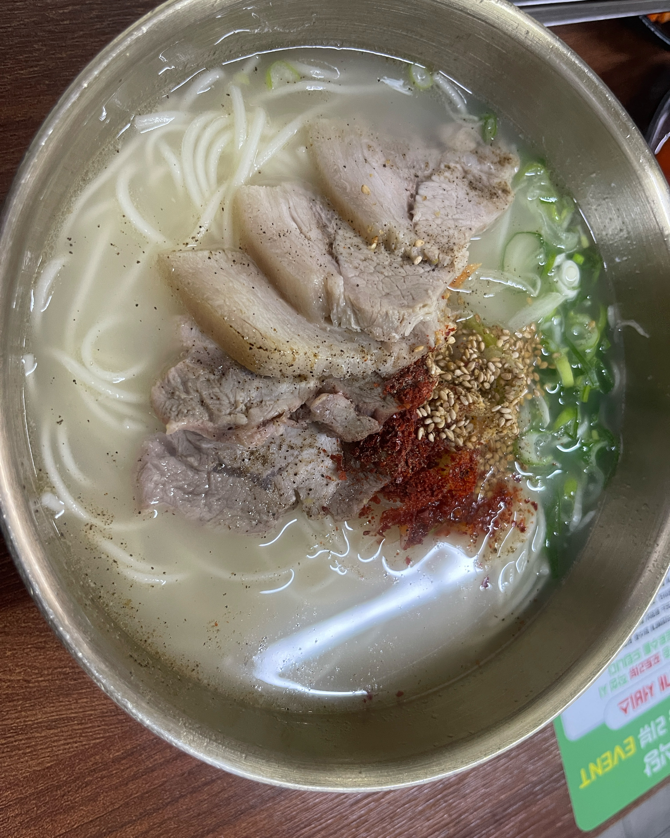 되게 깔끔하고 맛있어요 - 제주 맛집 동문시장고기국수 금복식당