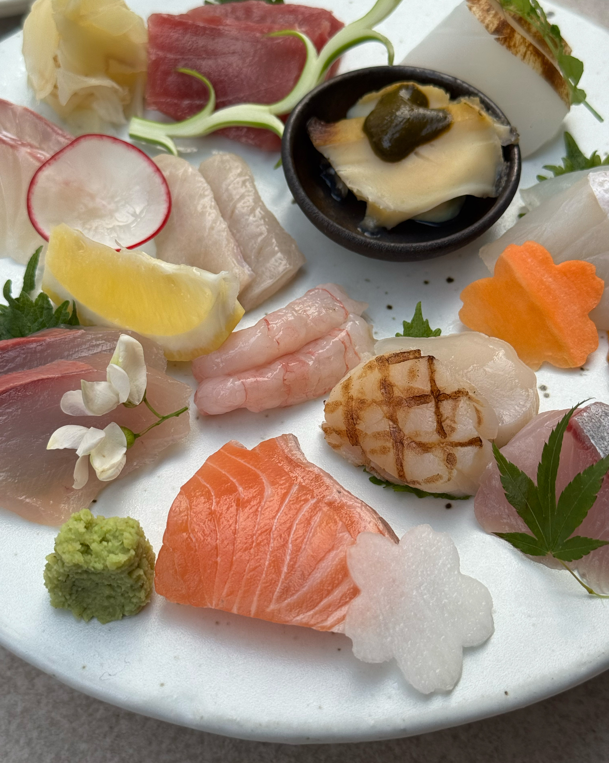 사시미 구성이 정말 좋고요 예쁘게 나와요 - 강남맛집 공감블랙 신사