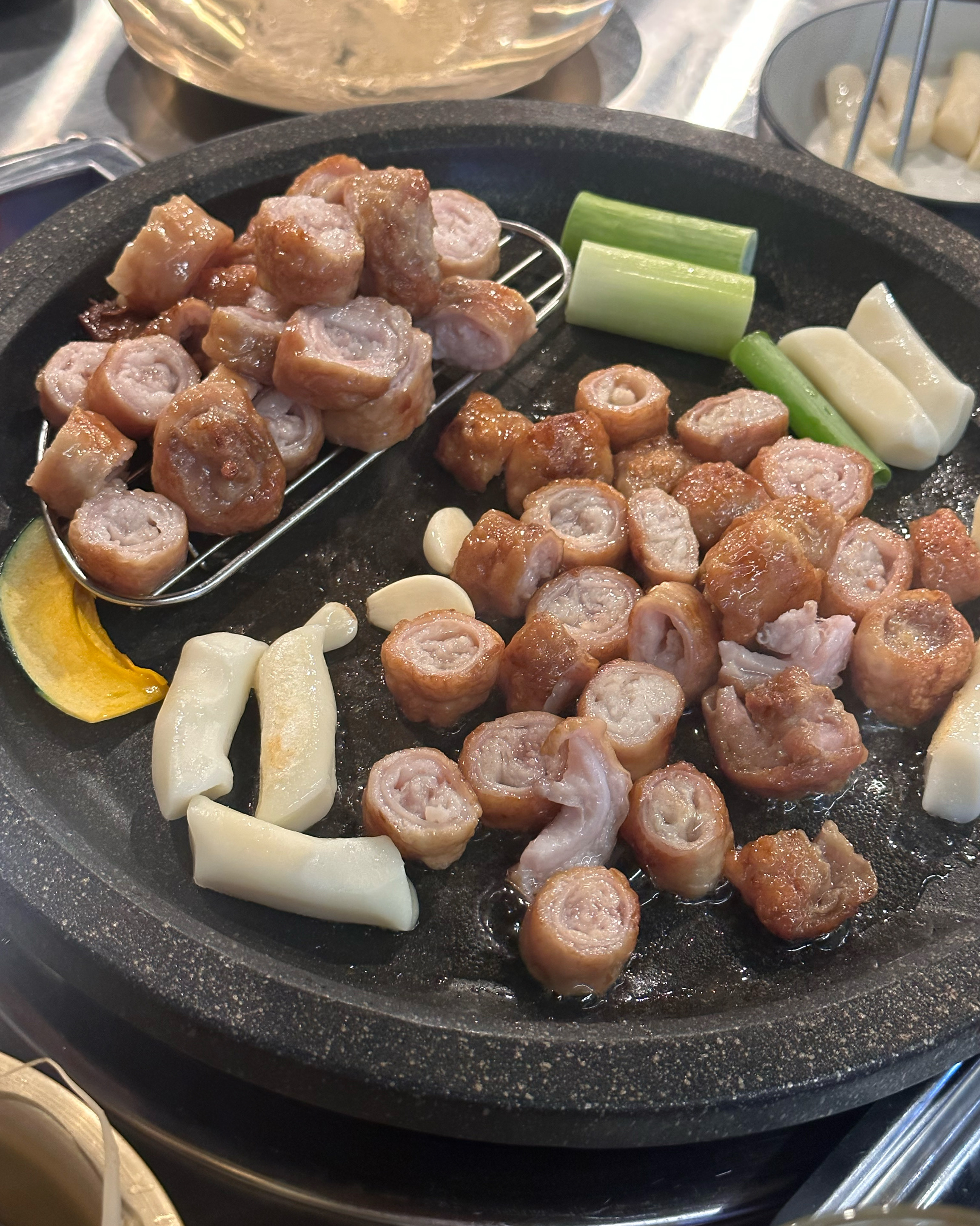 초벌되어 나와서 따로 열심히 구울필요없이 막창 잘 못굽는 사람도 맛있게 먹을수있어요 ~~