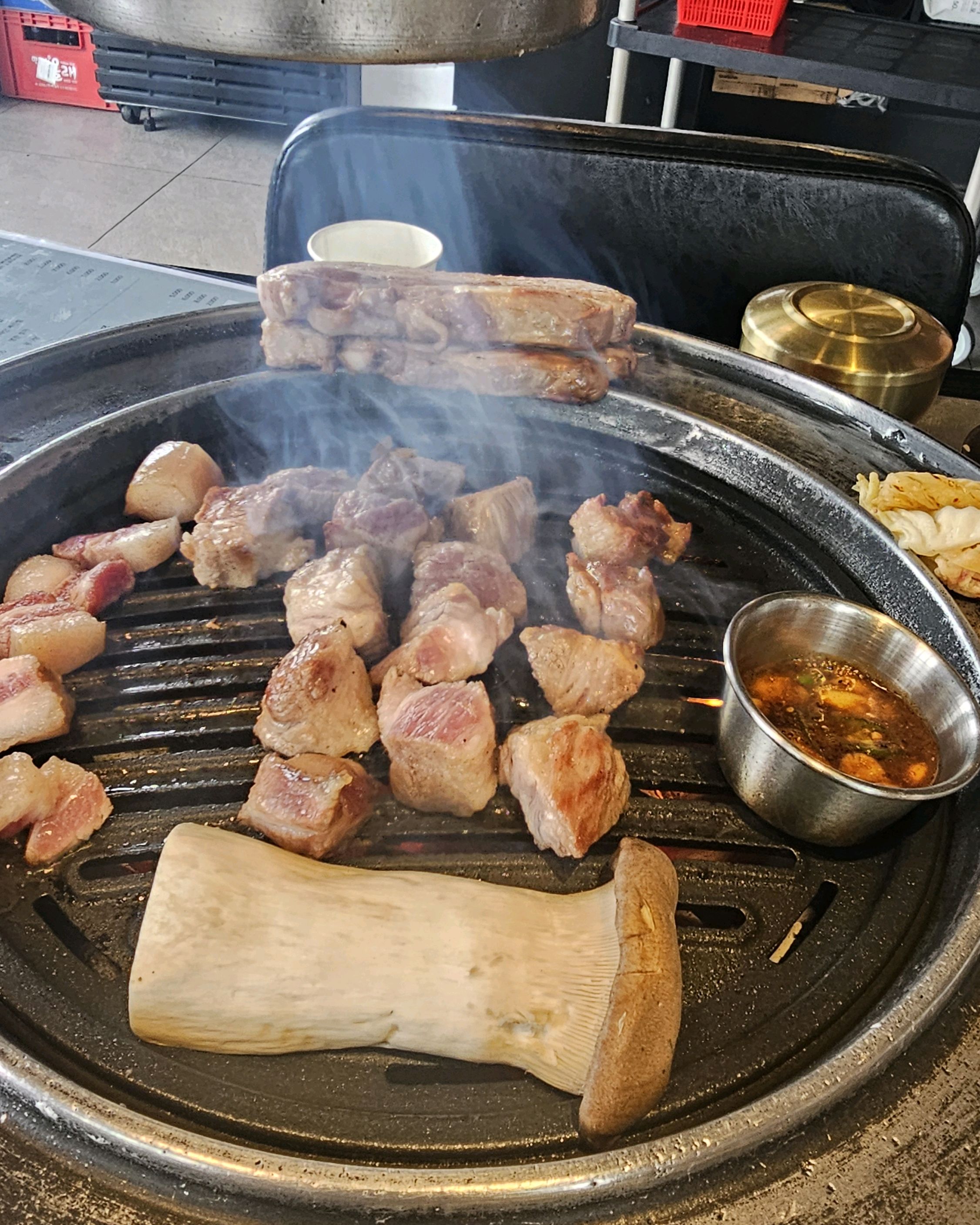 고기 구워준 샘이 친절해요 - 제주 맛집 훈도 애월흑돼지 본점