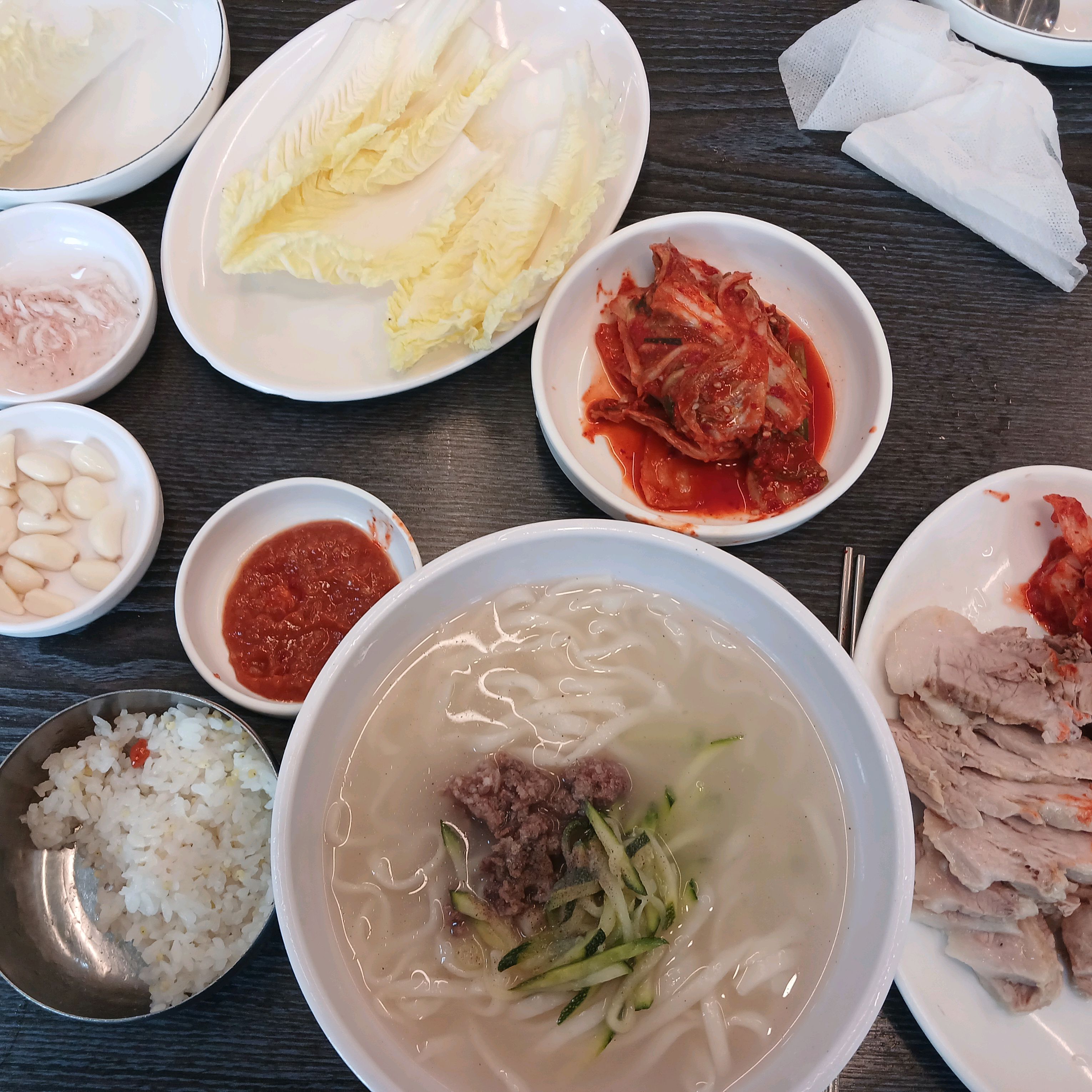 음식이 맛있고 직원분들이 친절합니다. - 성수 맛집 훼미리손칼국수보쌈