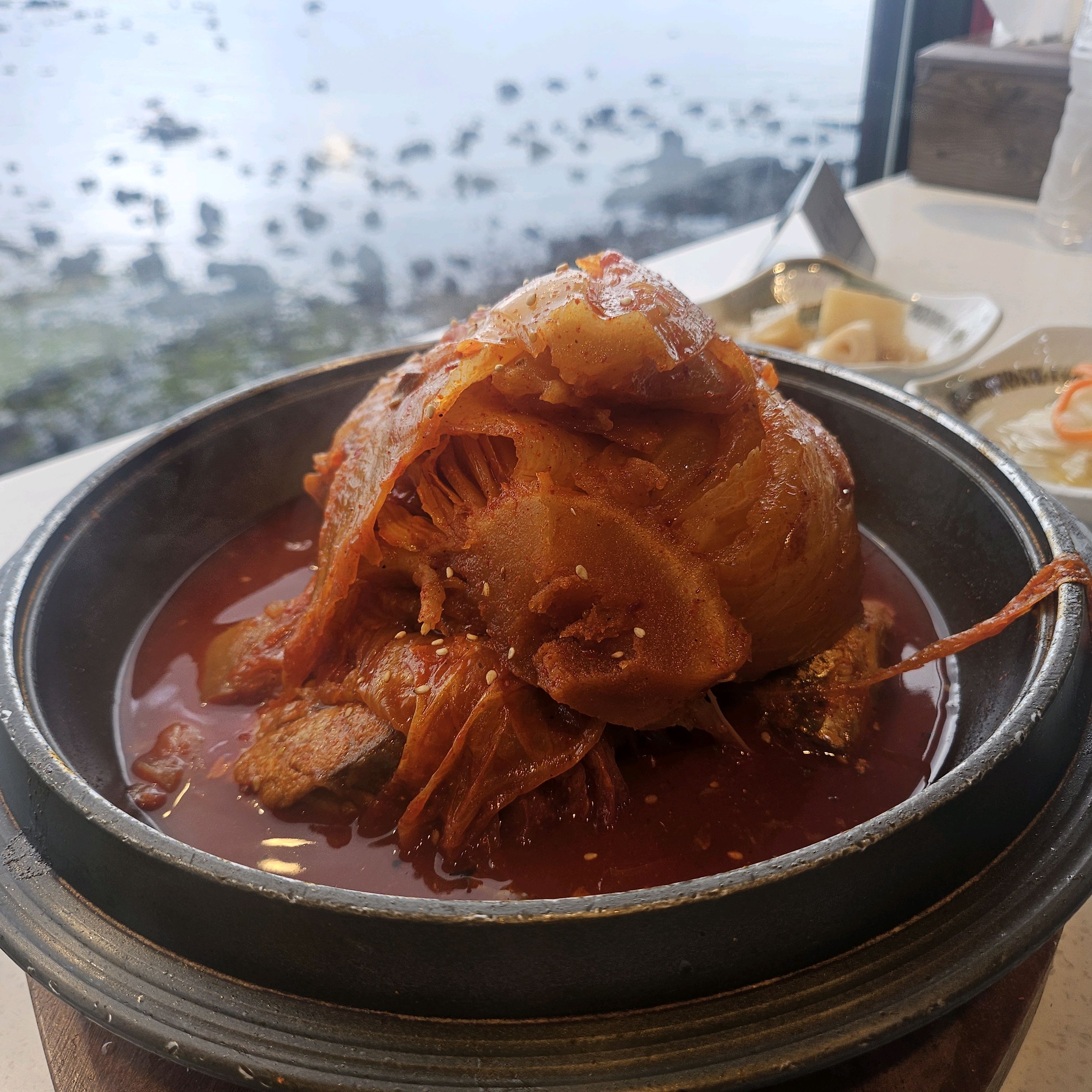 두번째방문이에요 제주도착하자마자 방문했네요 주차도잘되있고 테라스뷰도좋고 항상찾는곳입니다😍 - 제주 맛집 이춘옥원조고등어쌈밥 제주애월본점