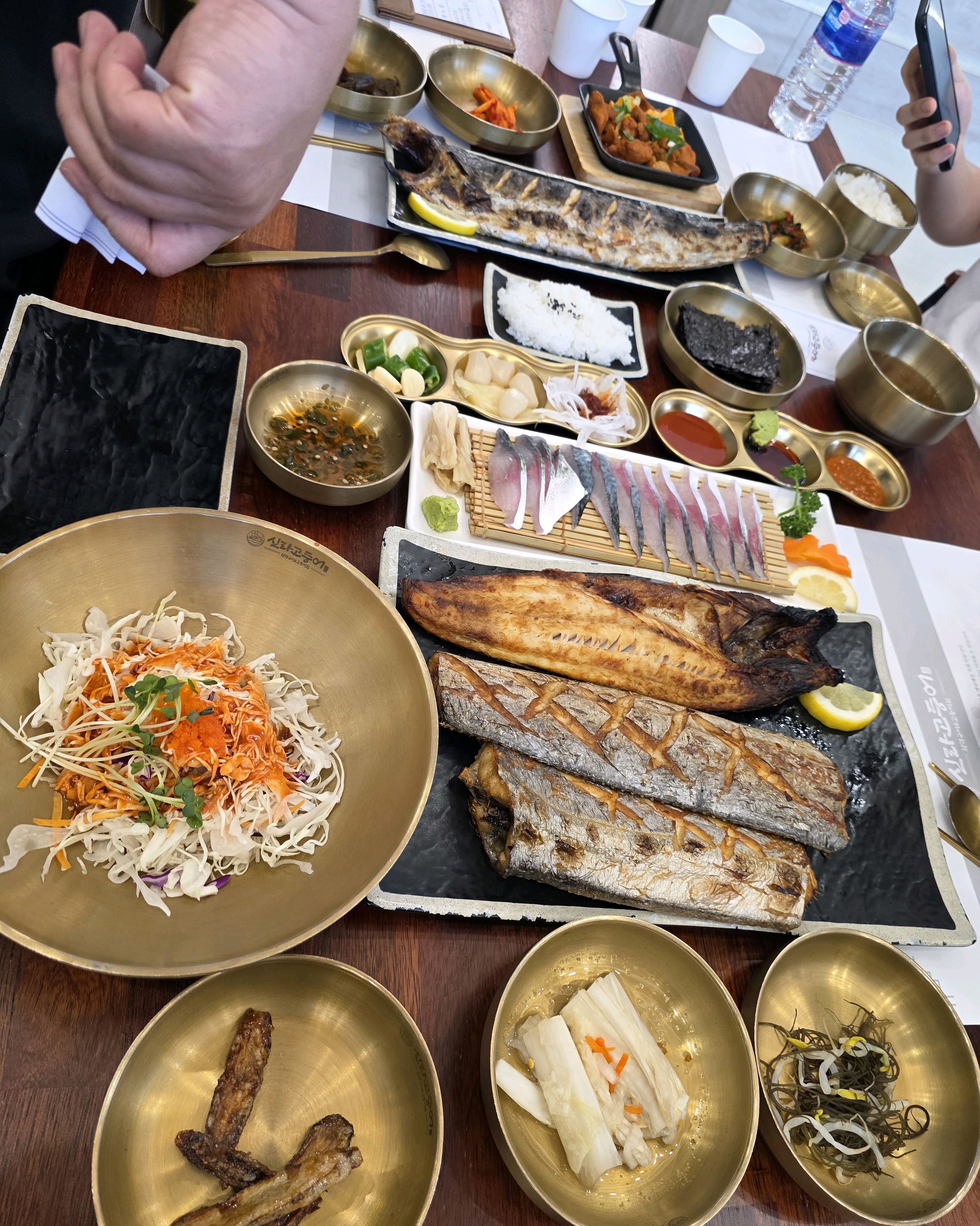 넓고 양이 많고 리필 반찬도 좋고 - 대전 맛집 신라고등어