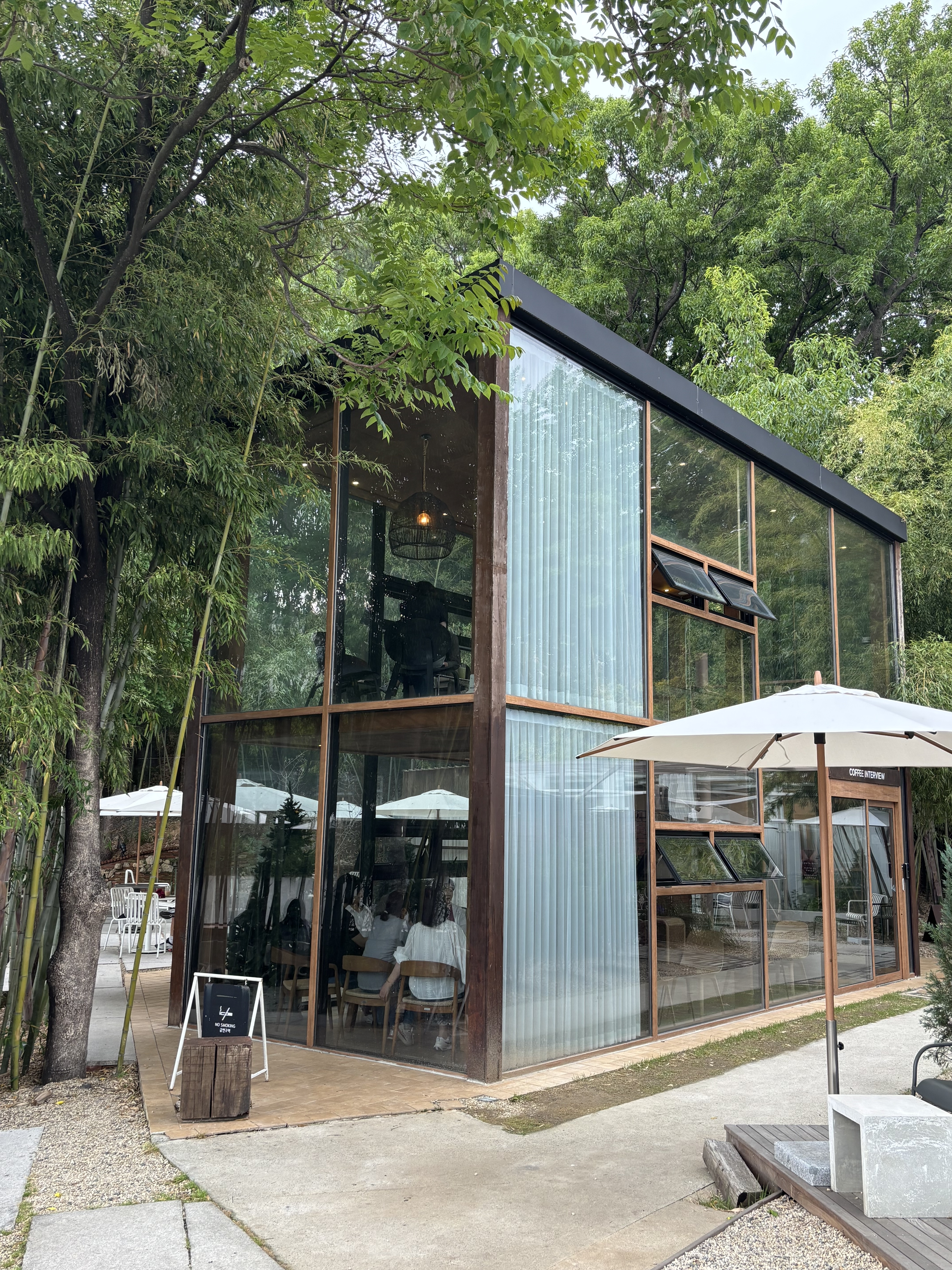 공간이 예뻐요 - 대전 맛집 커피인터뷰