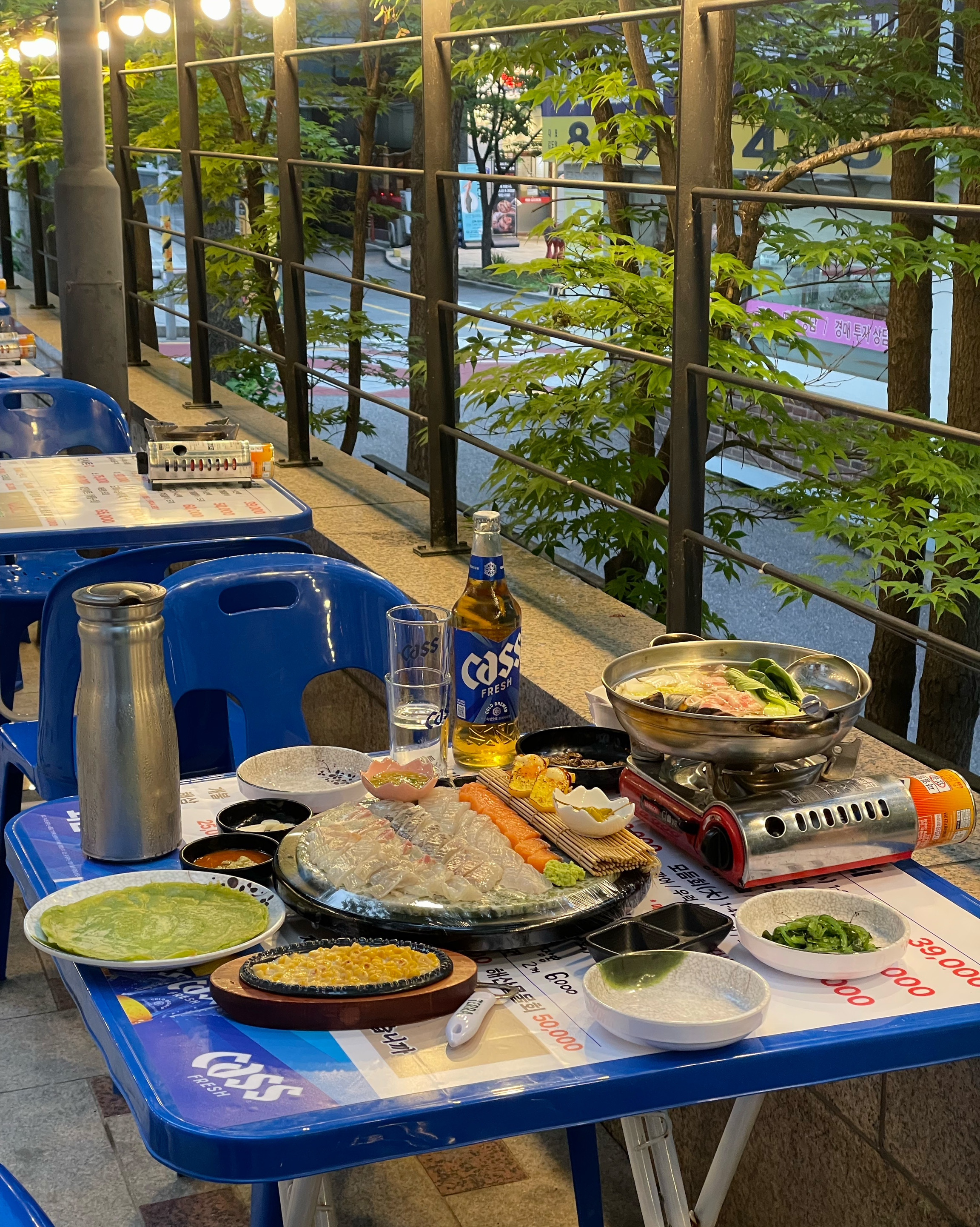 꿉꿉한 날씨라 야장이 맞나 싶었는데 막상 와 보니 저녁되면서 선선하니 조명 덕에 분위기도 