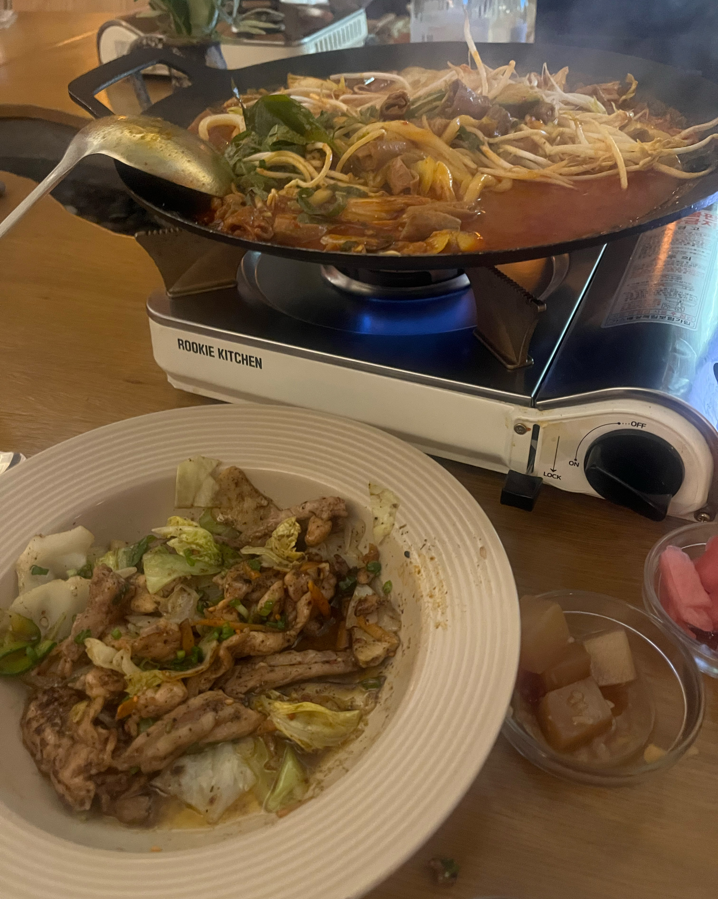 분위기 미쳤습니다 … 안주도 넘 맛있고 술 종류도 많아서 좋아요 !!! 재방문의사 1000