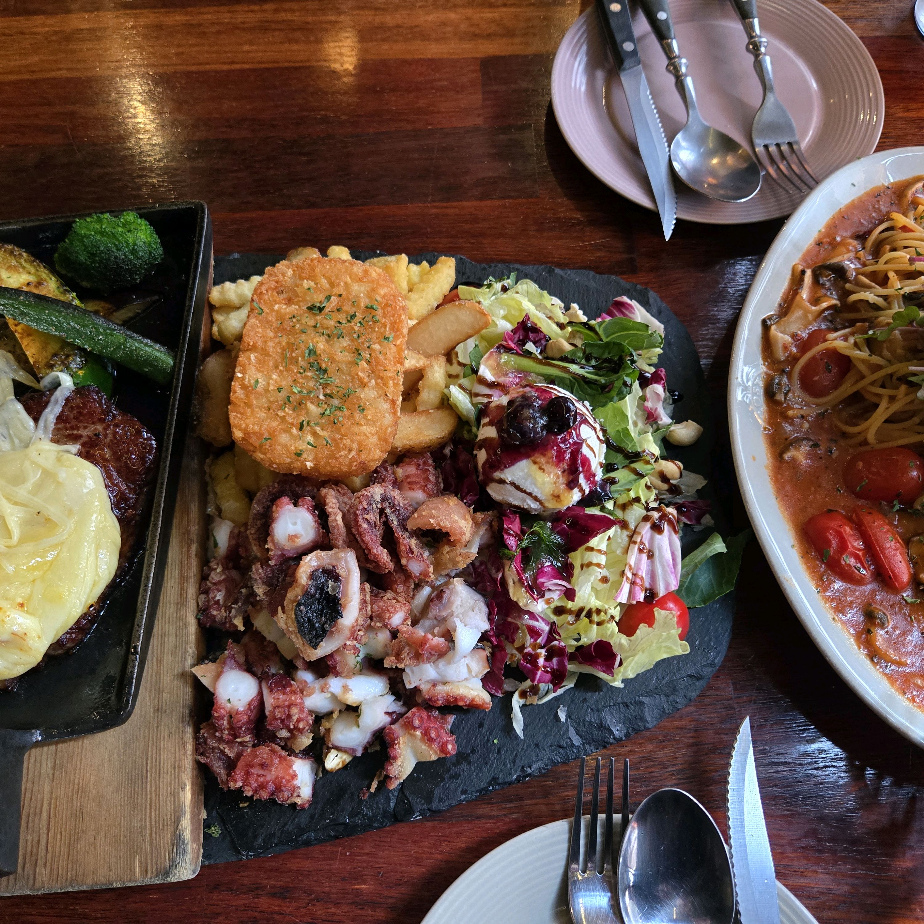 처음입장할때부터 분위기가 너무 고급지고 인테리어가 너무 예뻤어요!! 물병부터 식기, 플레이