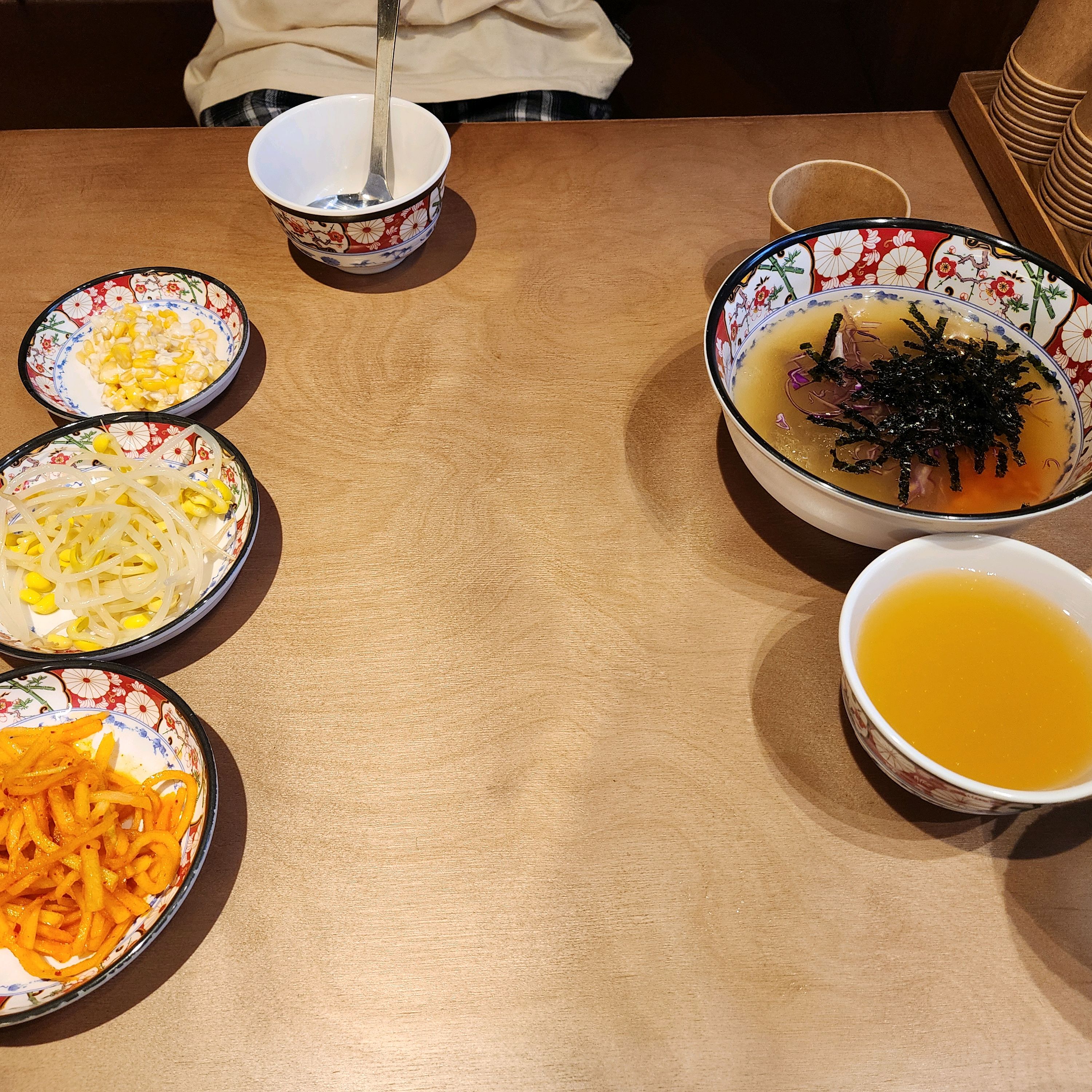 시원함 묵사발이 일품이네요 냉면보다 훨씬 맛있고 쭈구미도 맵기 조절해서 맵찔이인데 맛있게