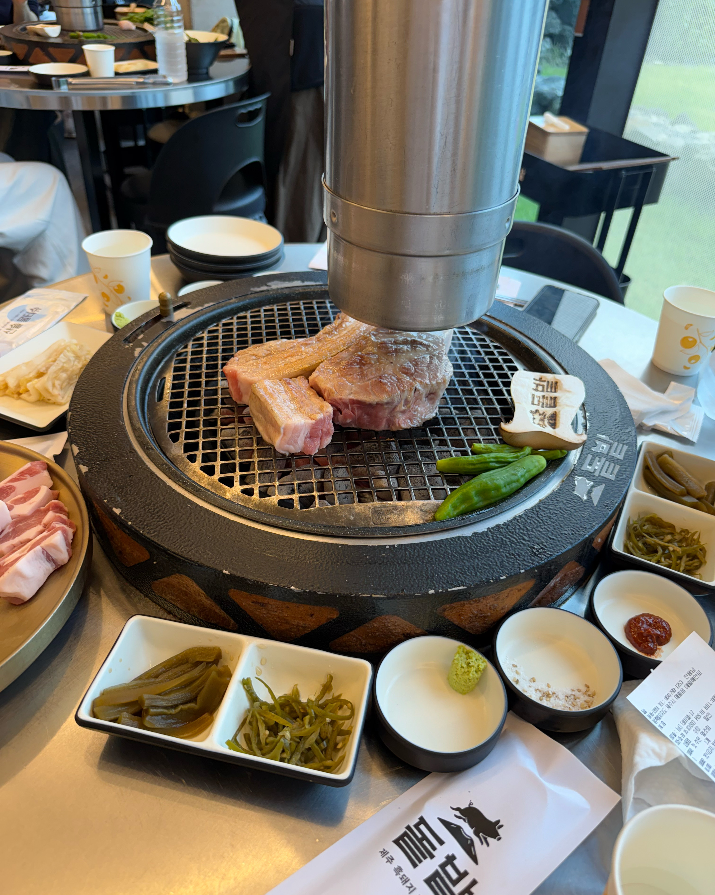 뷰도 좋고 매장도 좋고 직원분들도 친절하고 고기도 맛있어요 - 제주 맛집 돝밭 애월흑돼지