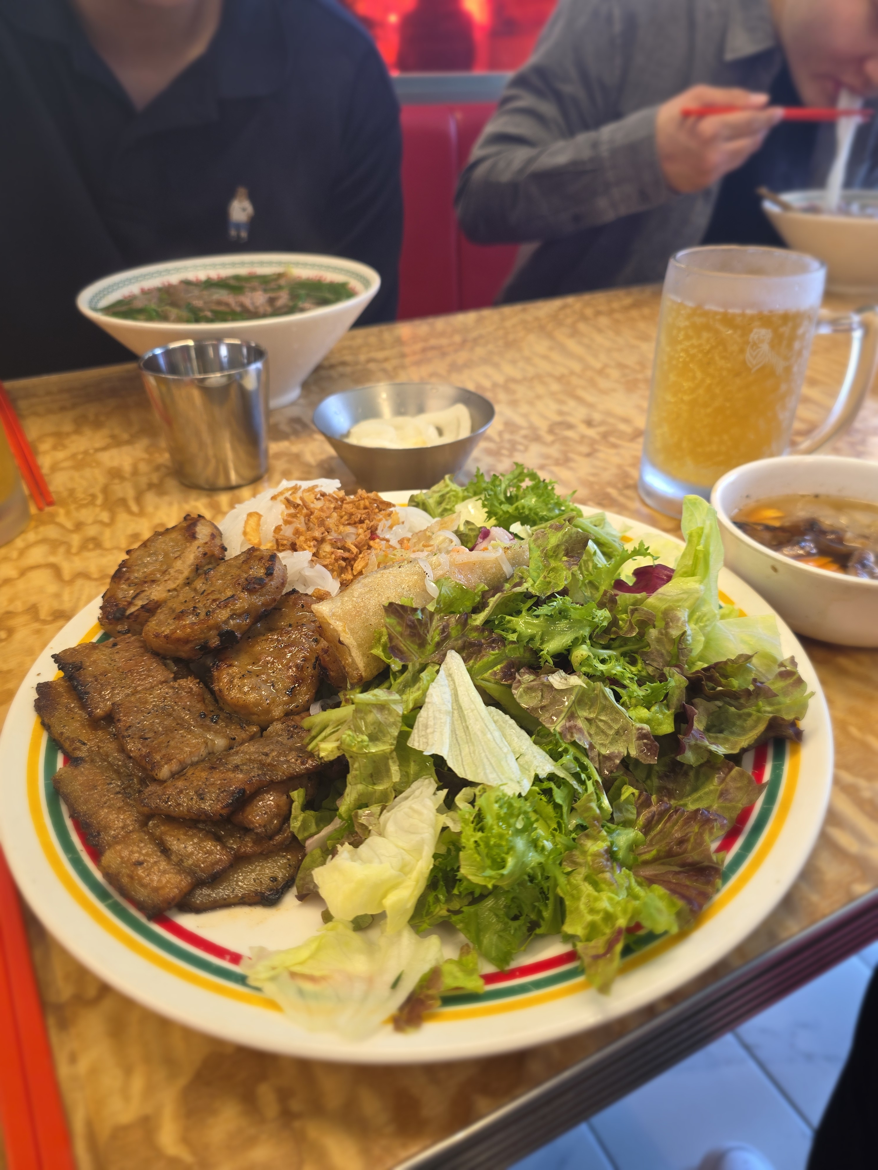 강남역에서 먹을만한 음식점을 둘러보다 우연히 오게됐는데 정말 좋았습니다. 음식 양도 상당히