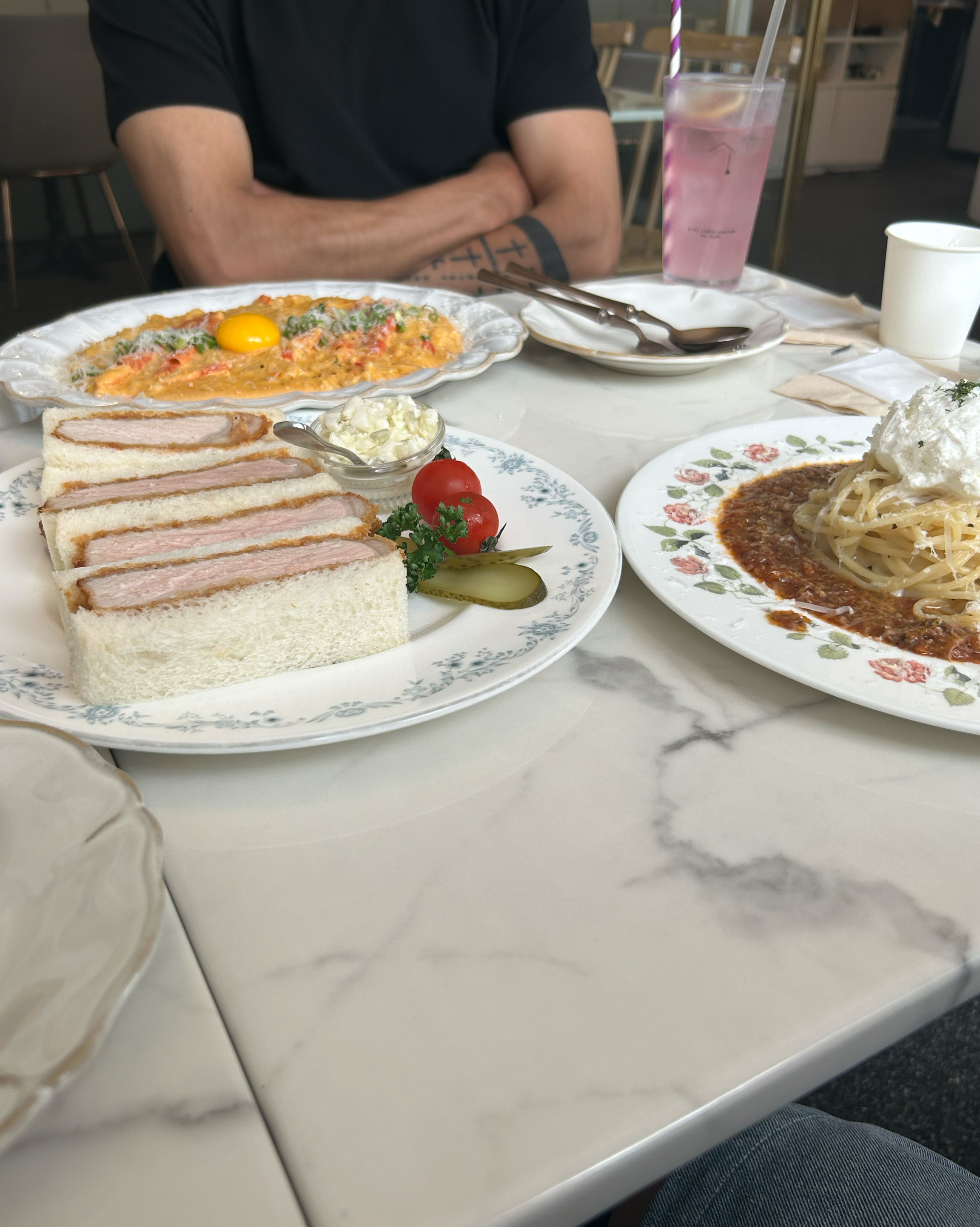 음식이 정말 맛있고 직원분들이 정말 친절하고 식당에 분위기가 정말 좋습니다 인테리어가 정말