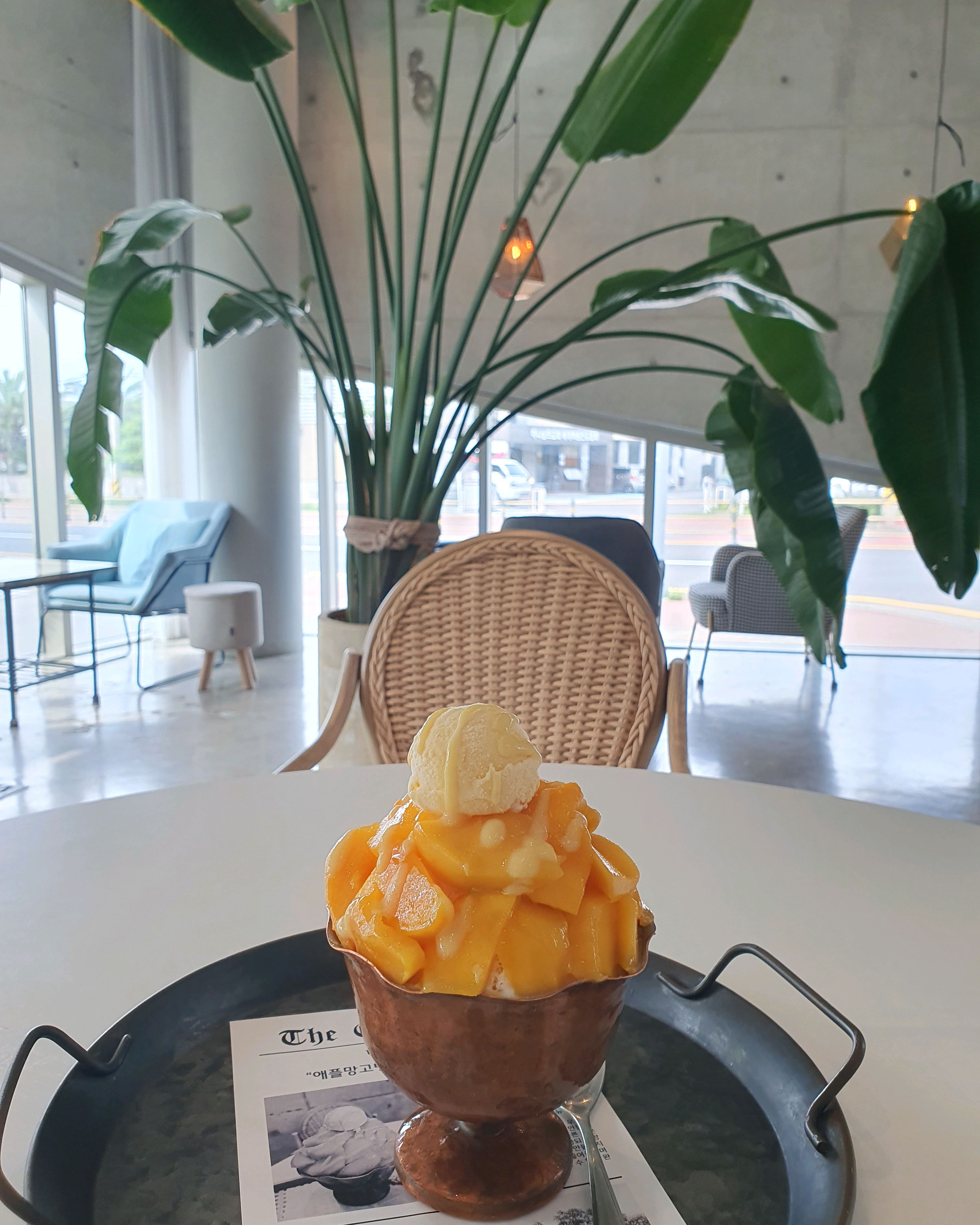 1인 메뉴 있어서 좋아요 천장 높고 인테리어도 깔끔해서 기분좋게 쉴수있어요! - 제주 맛집 먹쿠슬낭카페