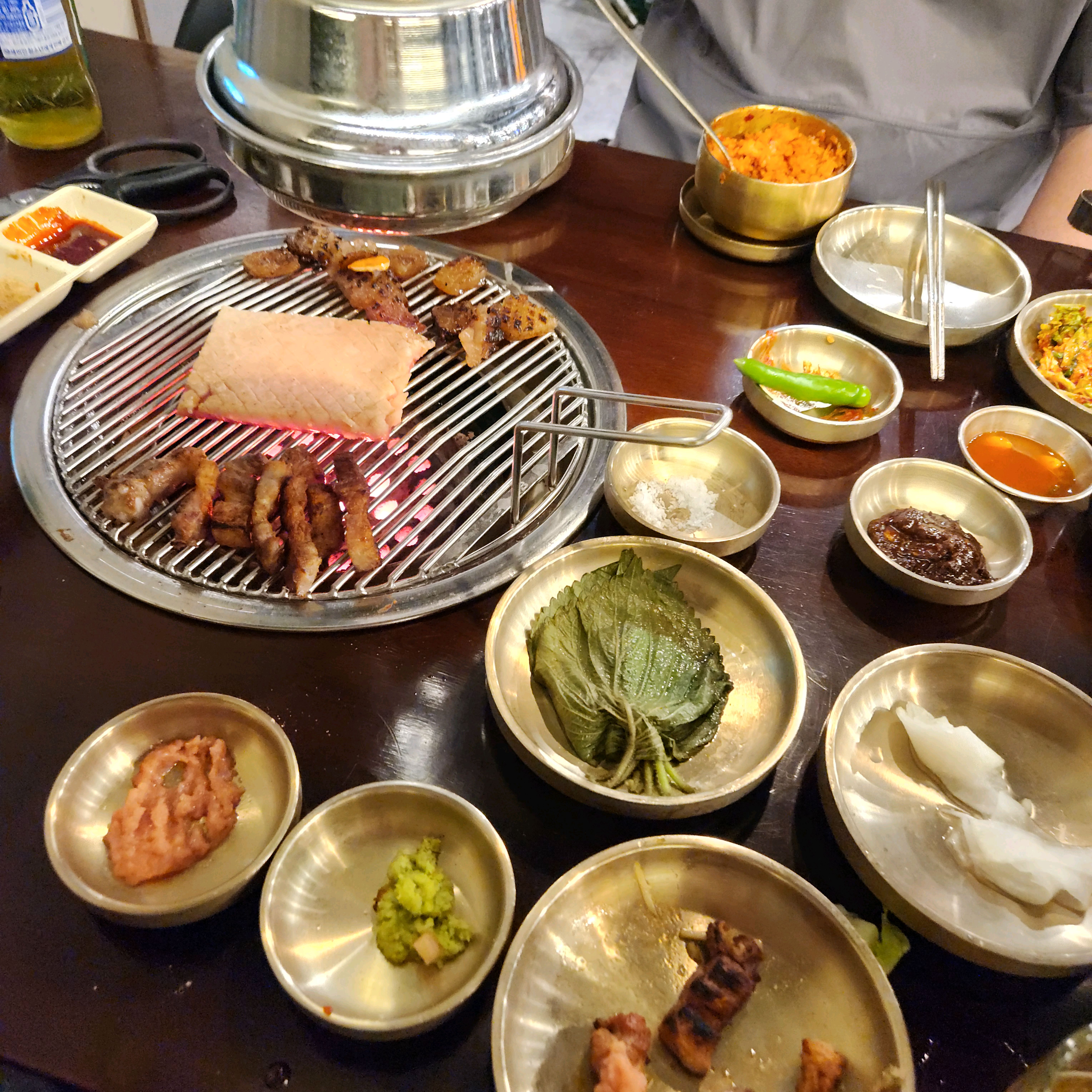 맛있어서 자주오는 곳이에요~ 고기도맛있고 껍데기 강추!!!!!! 밑반찬들도 종류도 많고