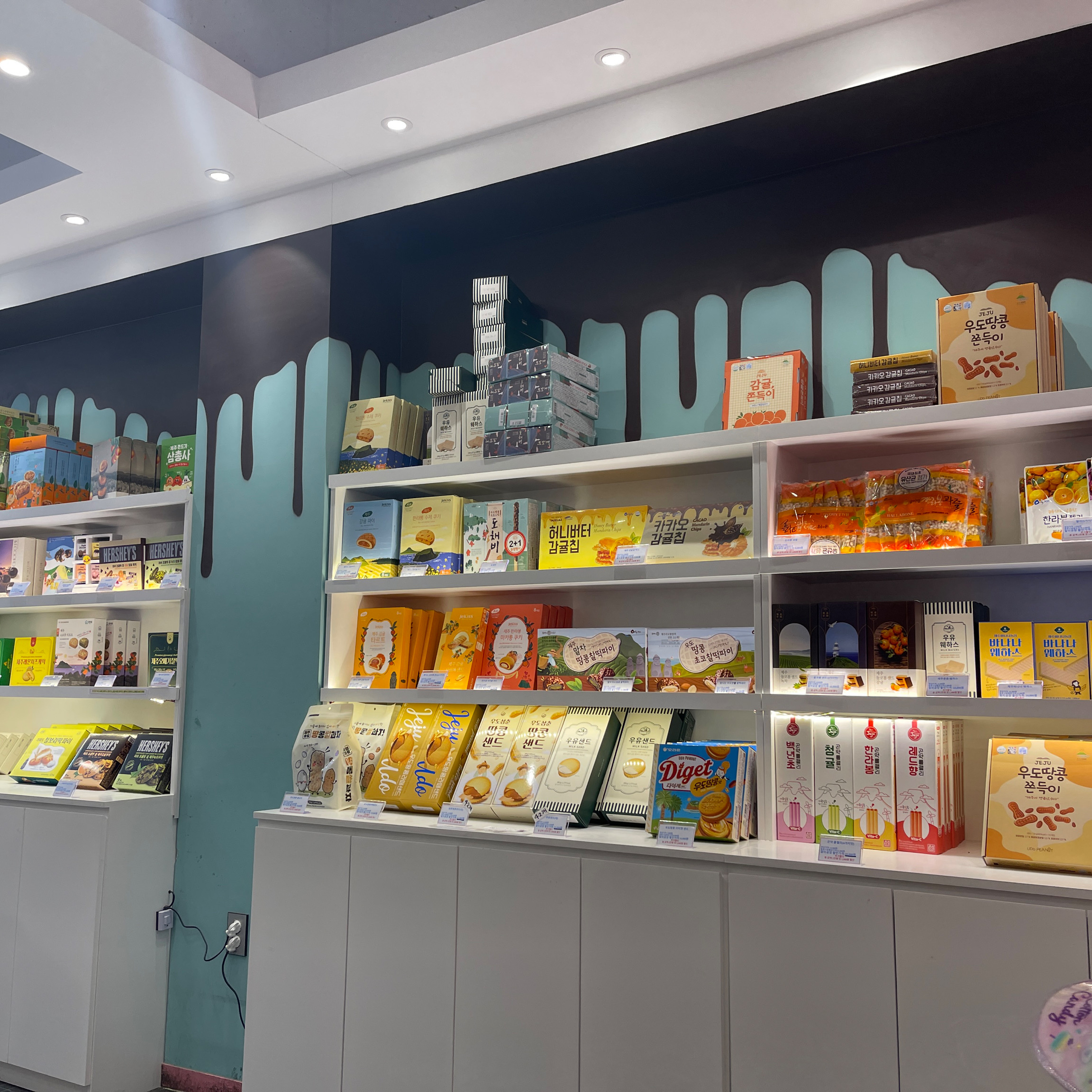 식시코너 파이및 초콜릿 너무 맛있어요 - 제주 맛집 찰리공장 제주동문시장본점